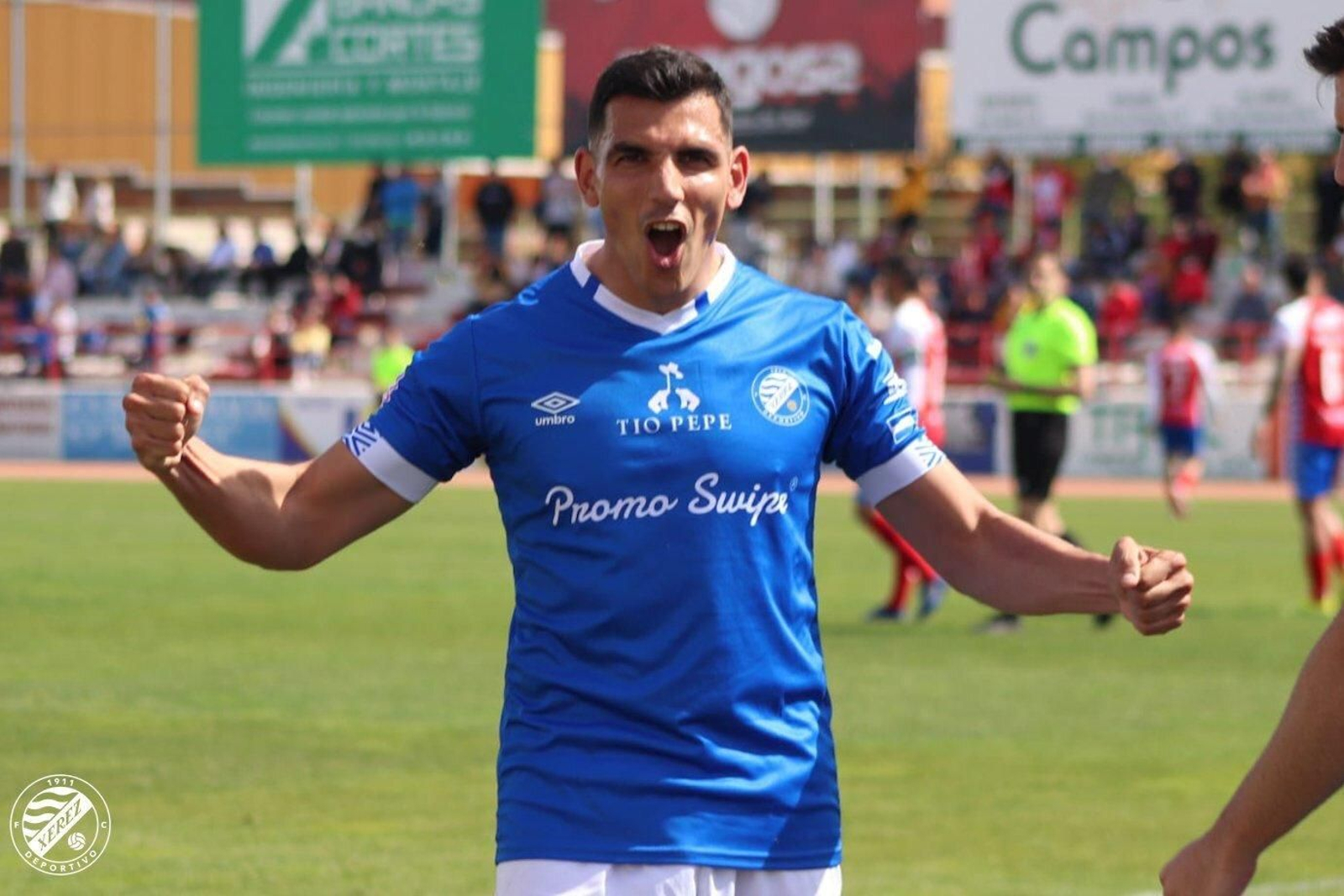 David Grande celebra el tanto que le hizo al Don Benito.