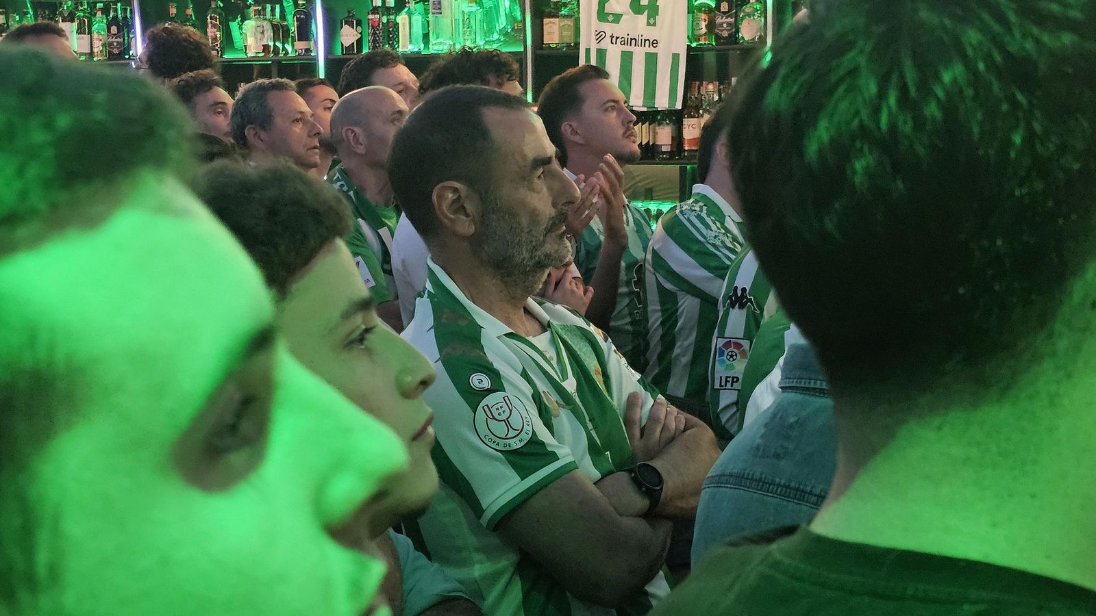 Así vivieron los béticos de Algeciras la final de la Conference League contra el Chelsea en el Botanic