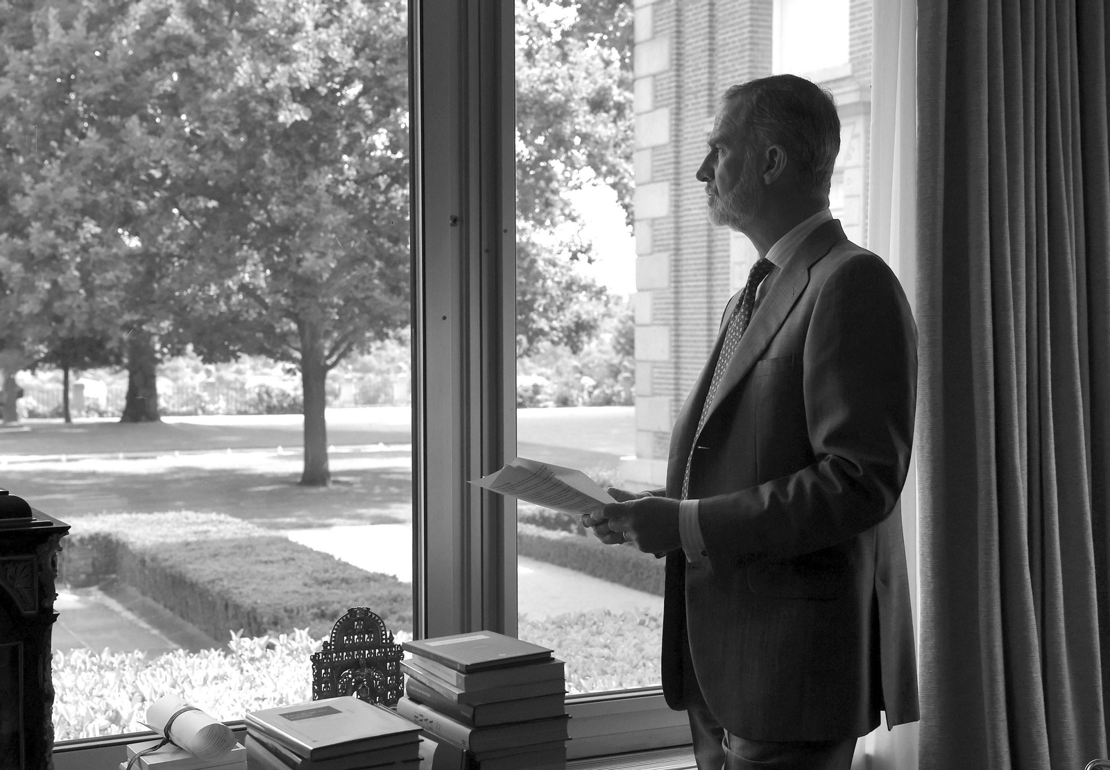 Imágenes difundidas por Zarzuela del rey Felipe VI en su despacho