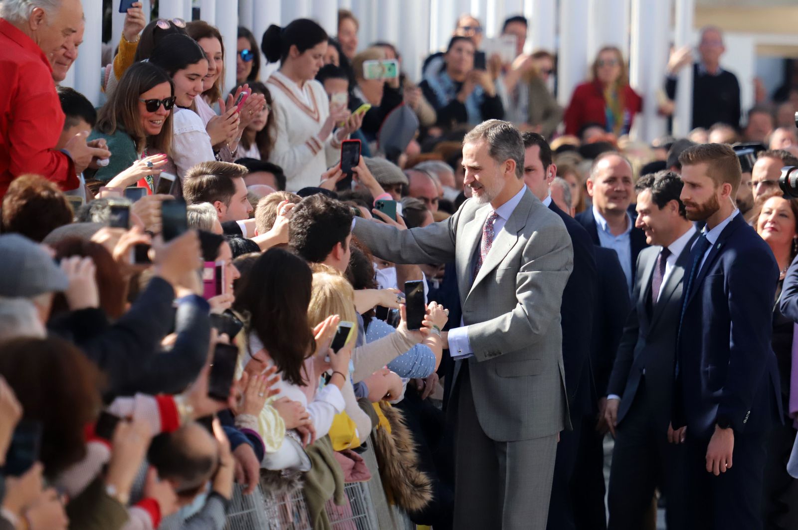 Imágenes de Don Felipe y Doña Letizia arropados por el cariño de los almonteños