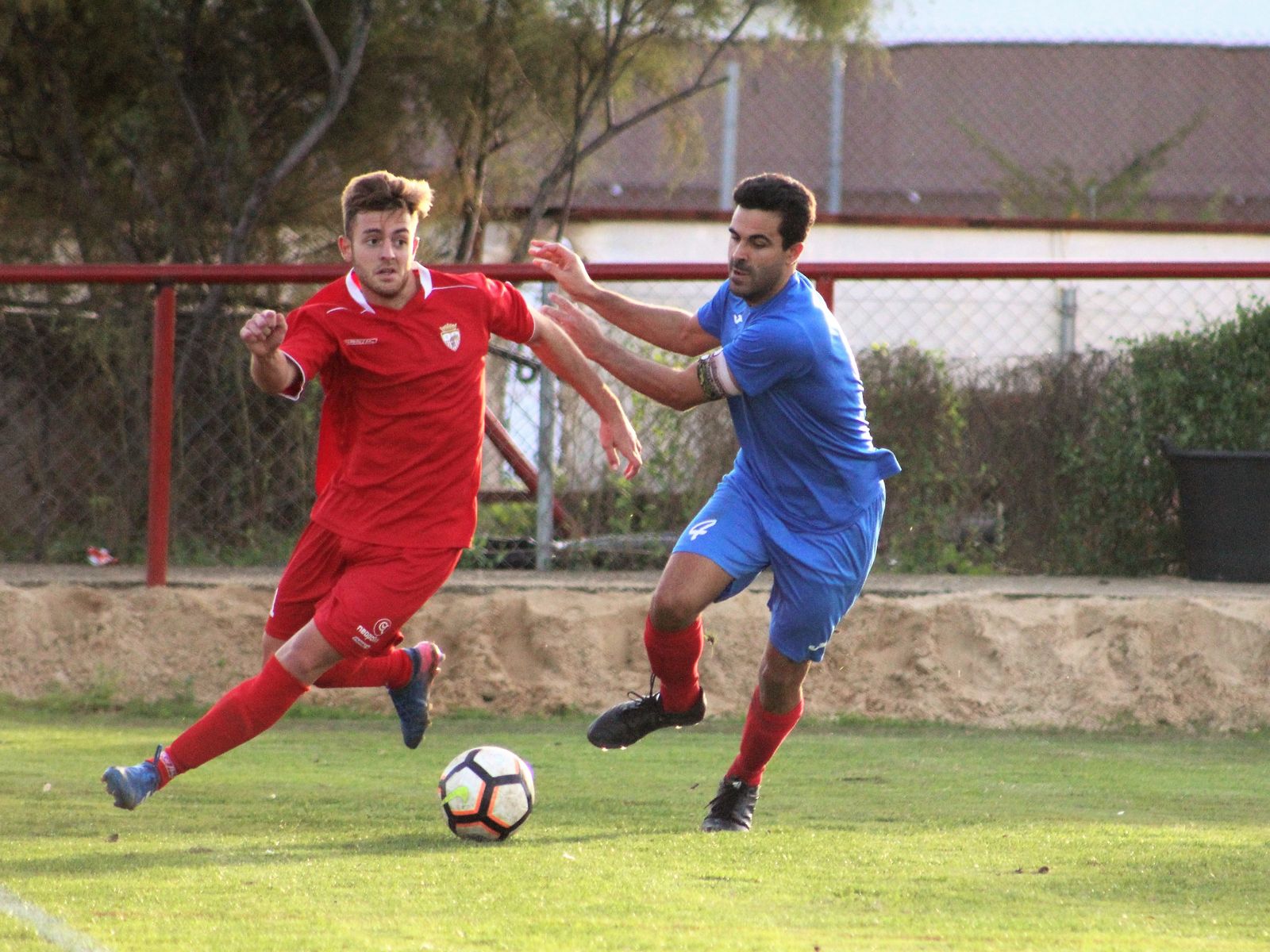 José Serrano se escapa de la vigilancia del trebujenero Oku.