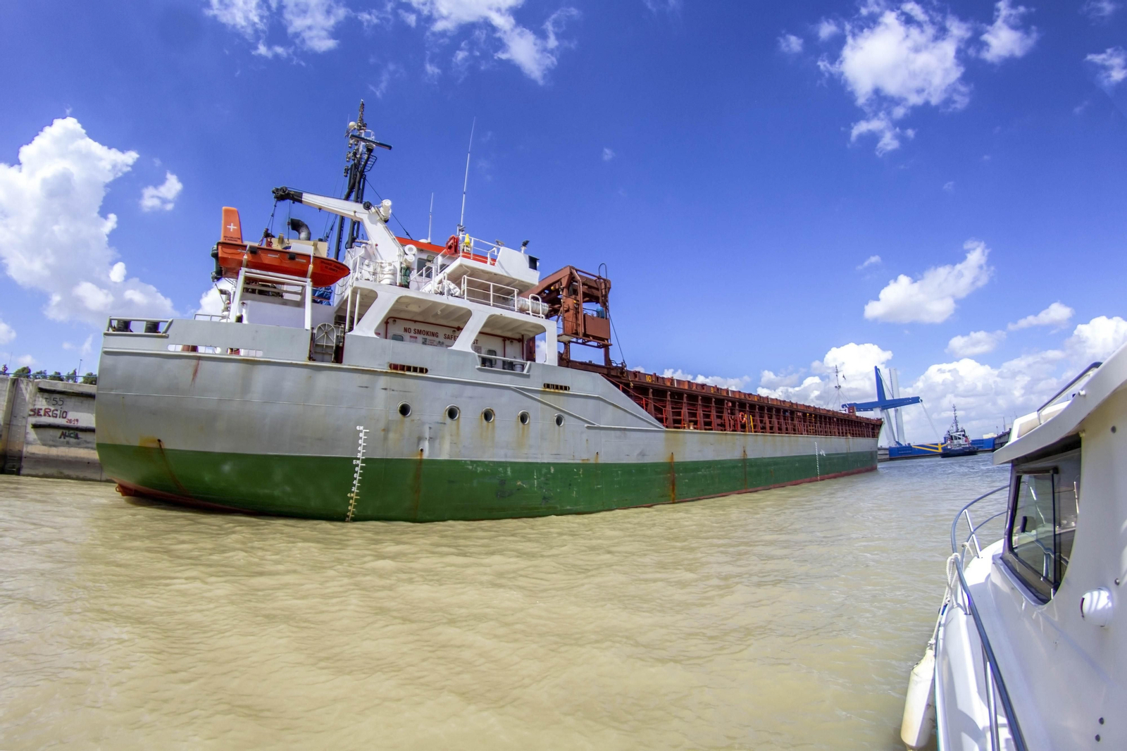 El Sagitario II comparte esclusa con un buque y un remolcador.