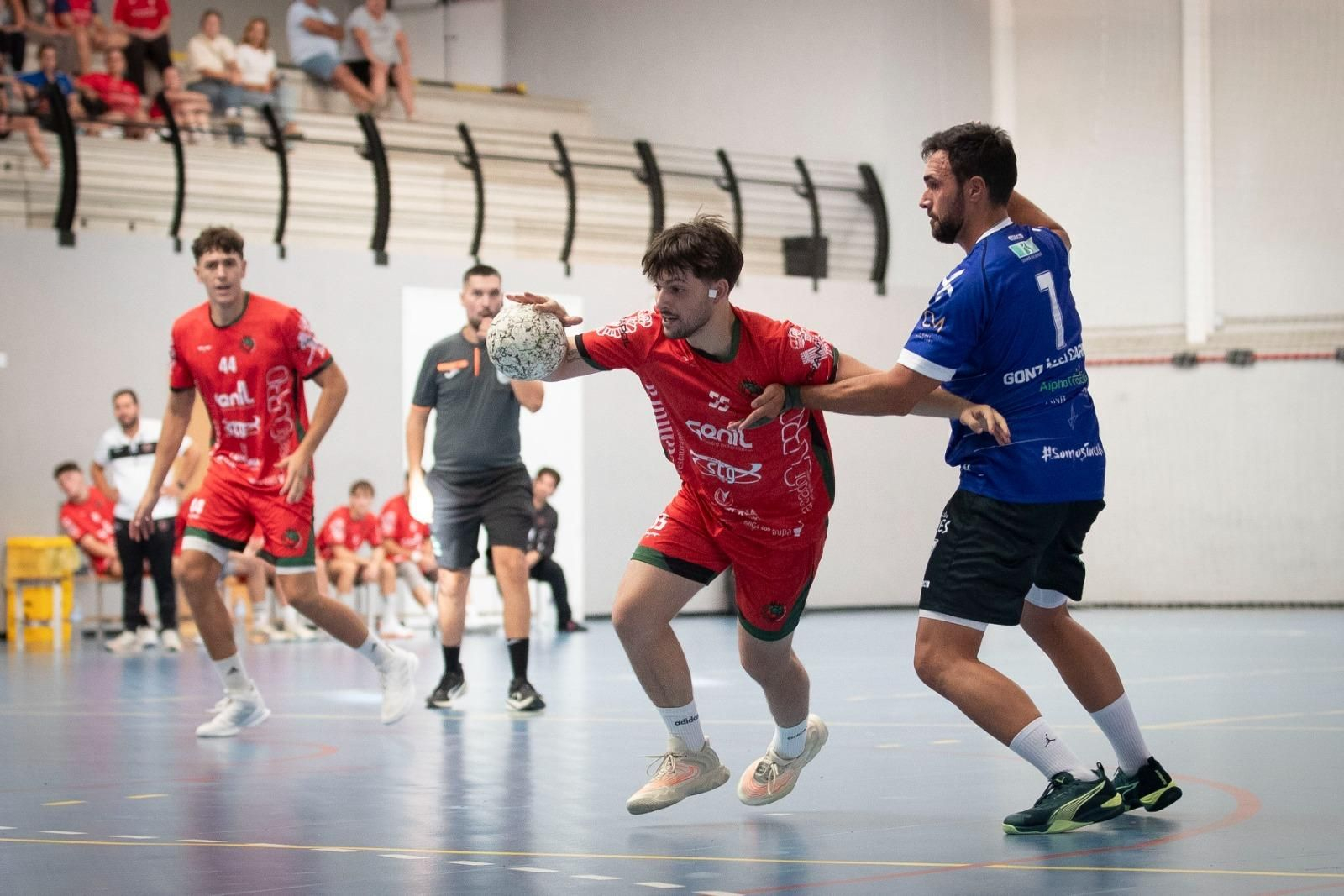 Un jugador de Balonmano Granada armando el lanzamiento.