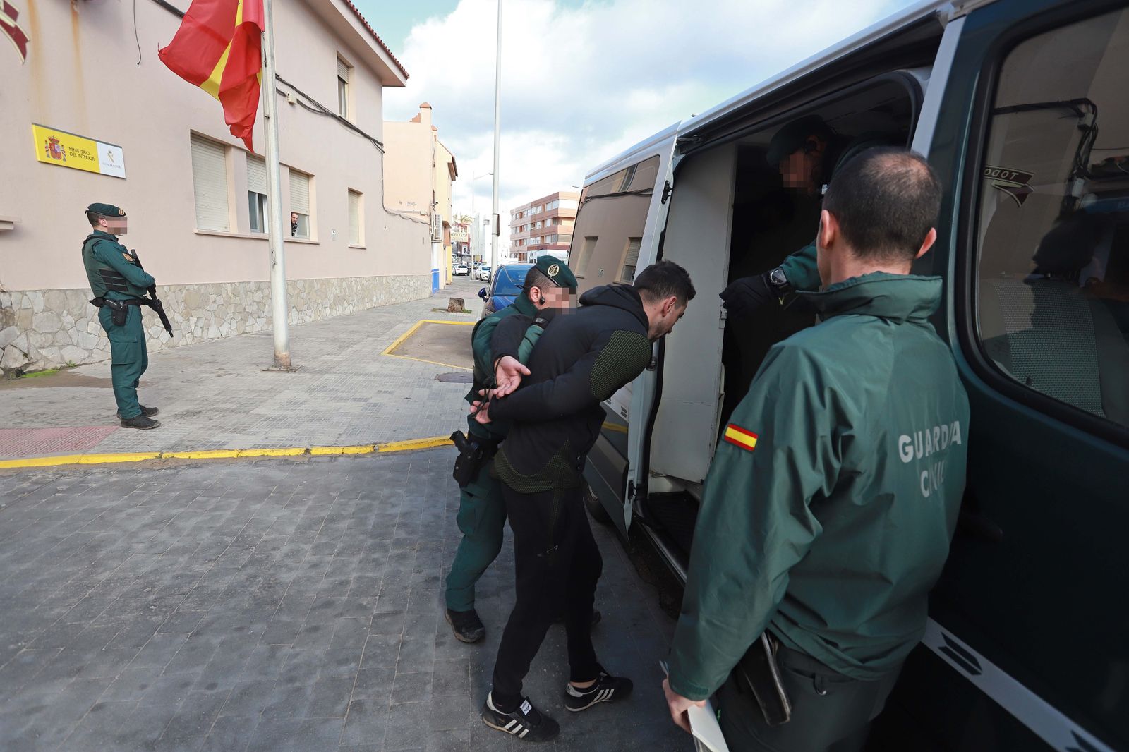 Un detenido, en el cuartel de la Guardia Civil de Tarifa.