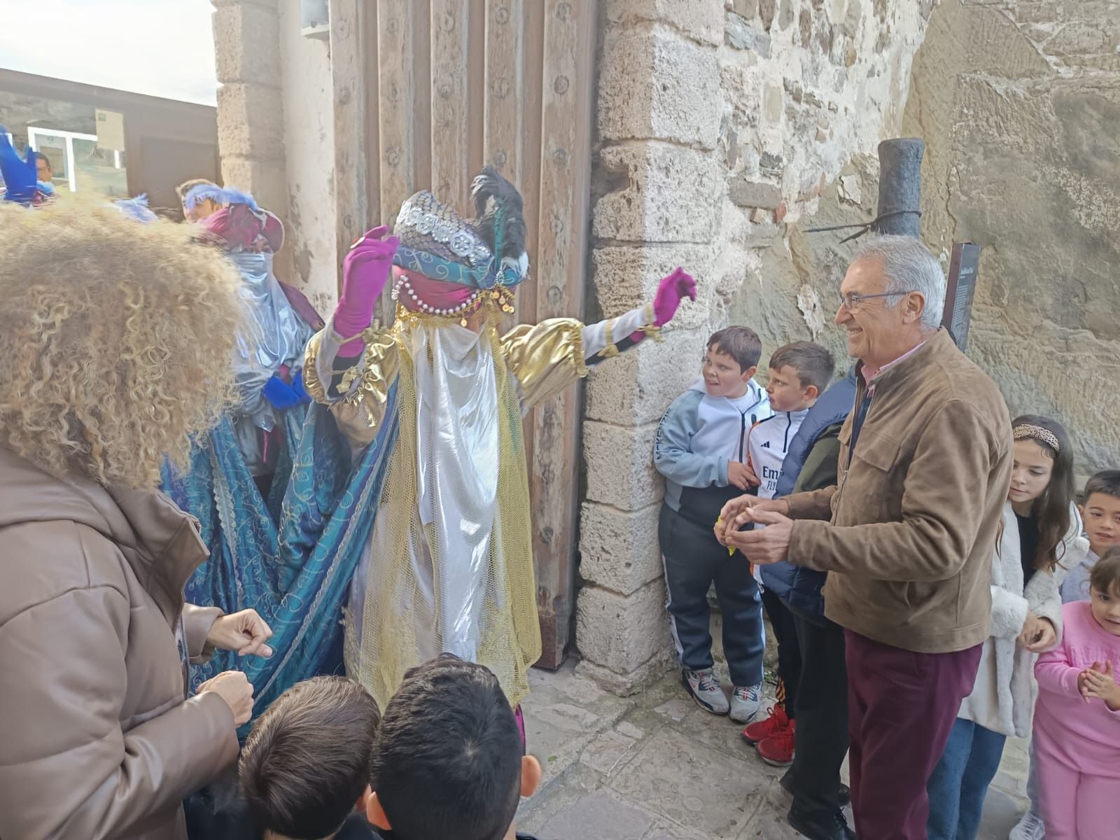La ilusión de la cabalgata de los Reyes Magos recorre Tarifa en una mañana sin lluvia, en imágenes
