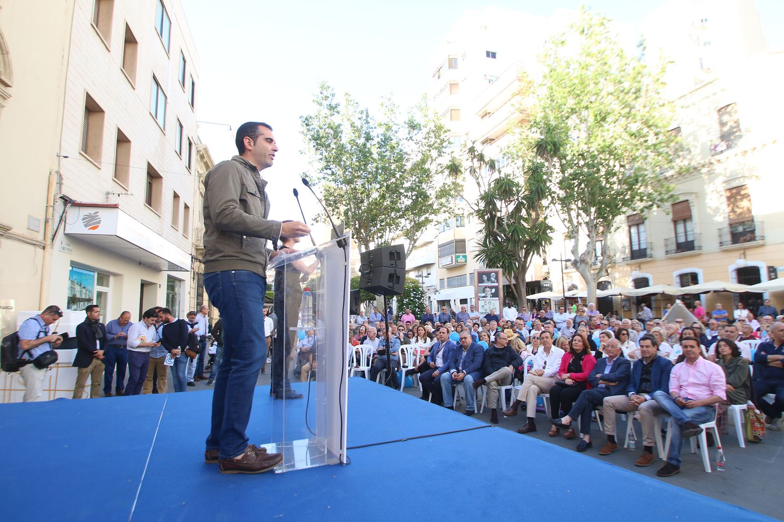 Ramón Fernández-Pacheco arropado en el acto central de la campaña por cientos de almerienses en la Plaza Pablo Cazard