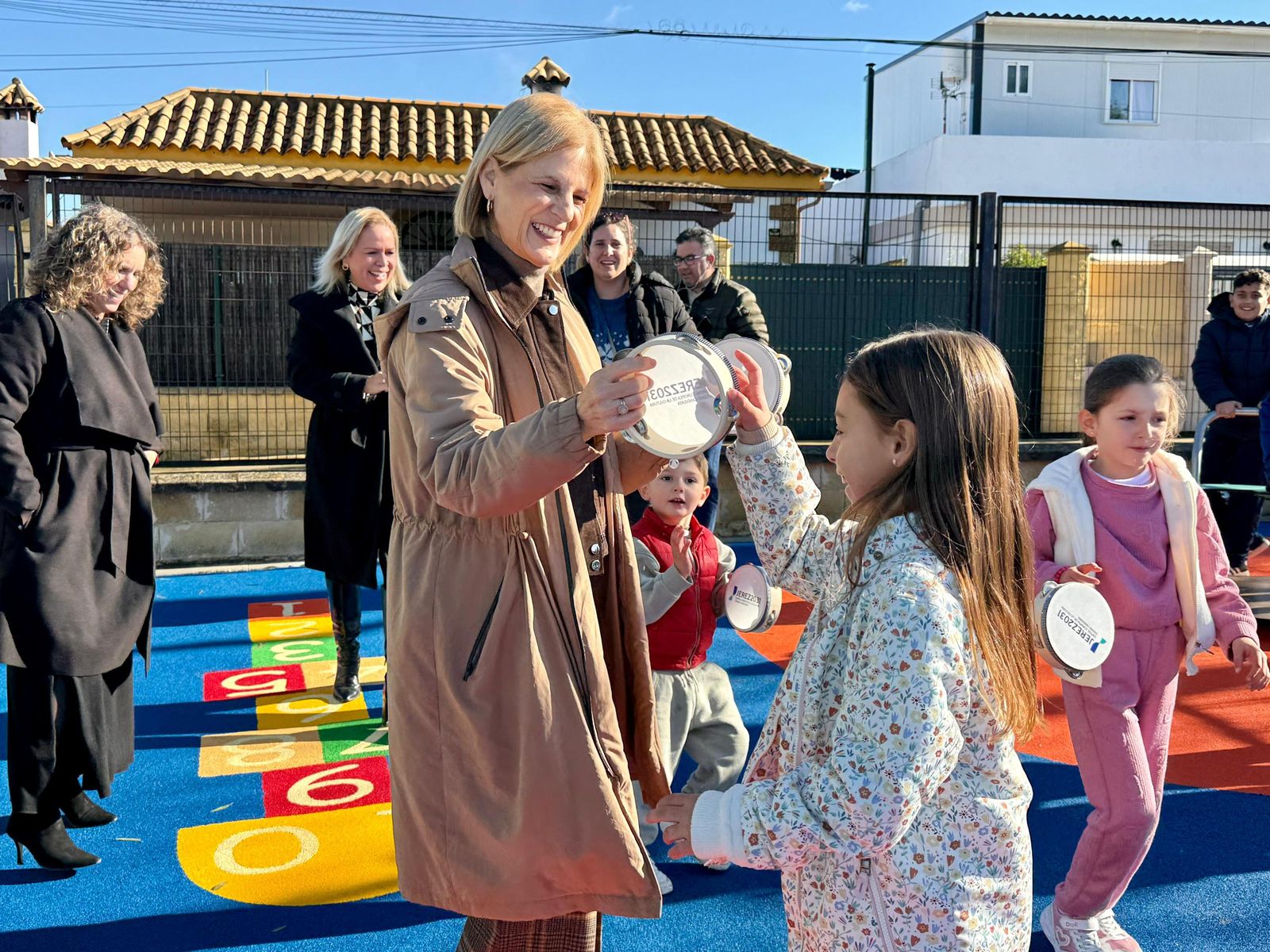 María José García-Pelayo, repartiendo panderetas con el logo de Jerez 2031 en la inauguración del nuevo parque infantil de Las Pachecas.