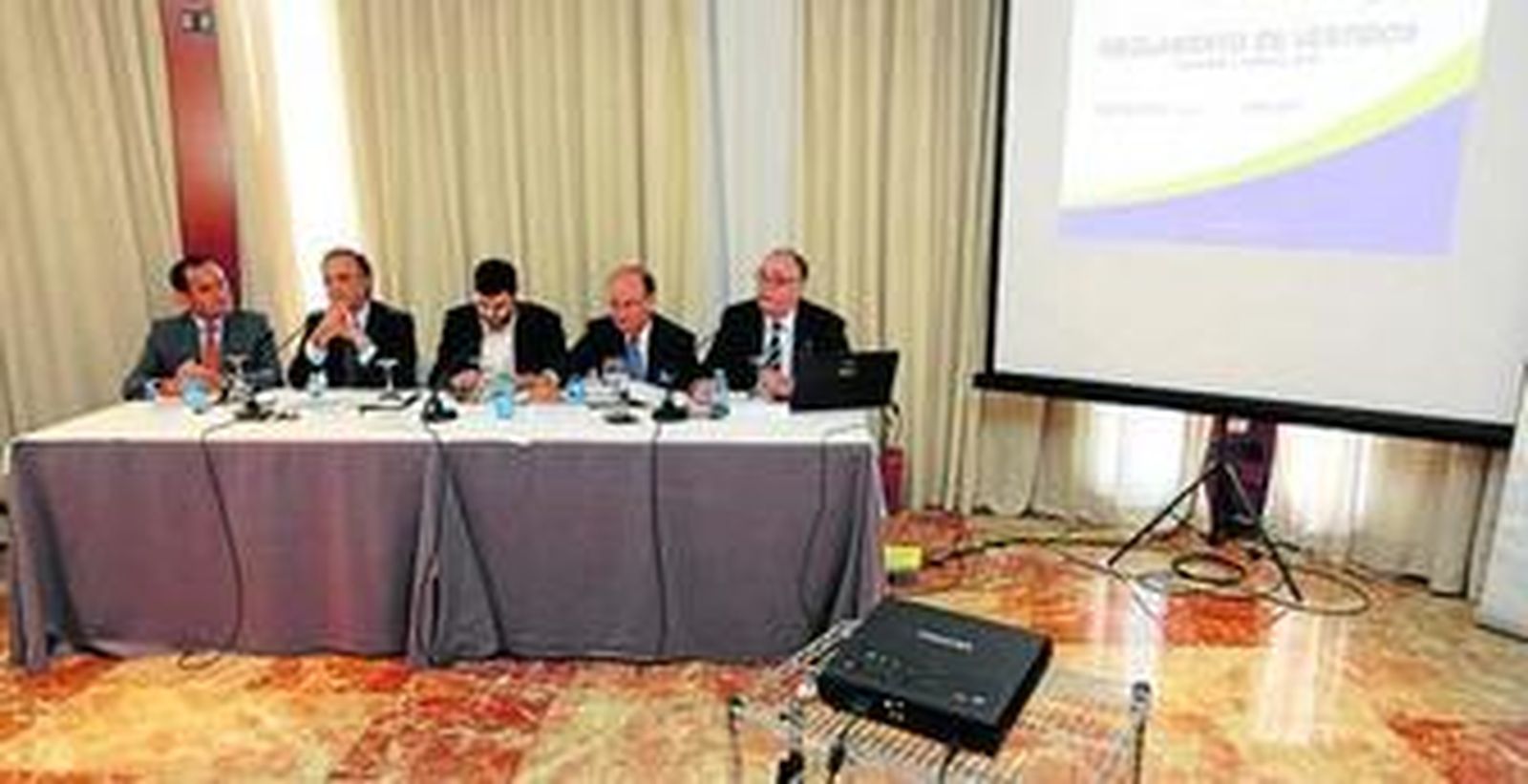 Varios de los profesionales que participaron en una mesa redonda sobre la legislación de vertidos y el saneamiento.