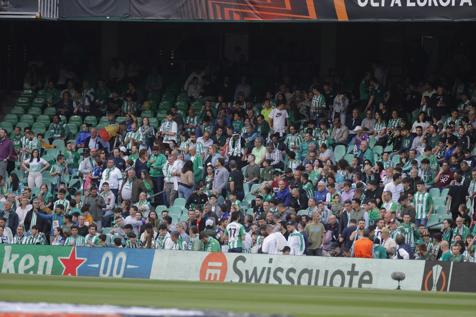 Búscate en las fotos del Betis-Manchester