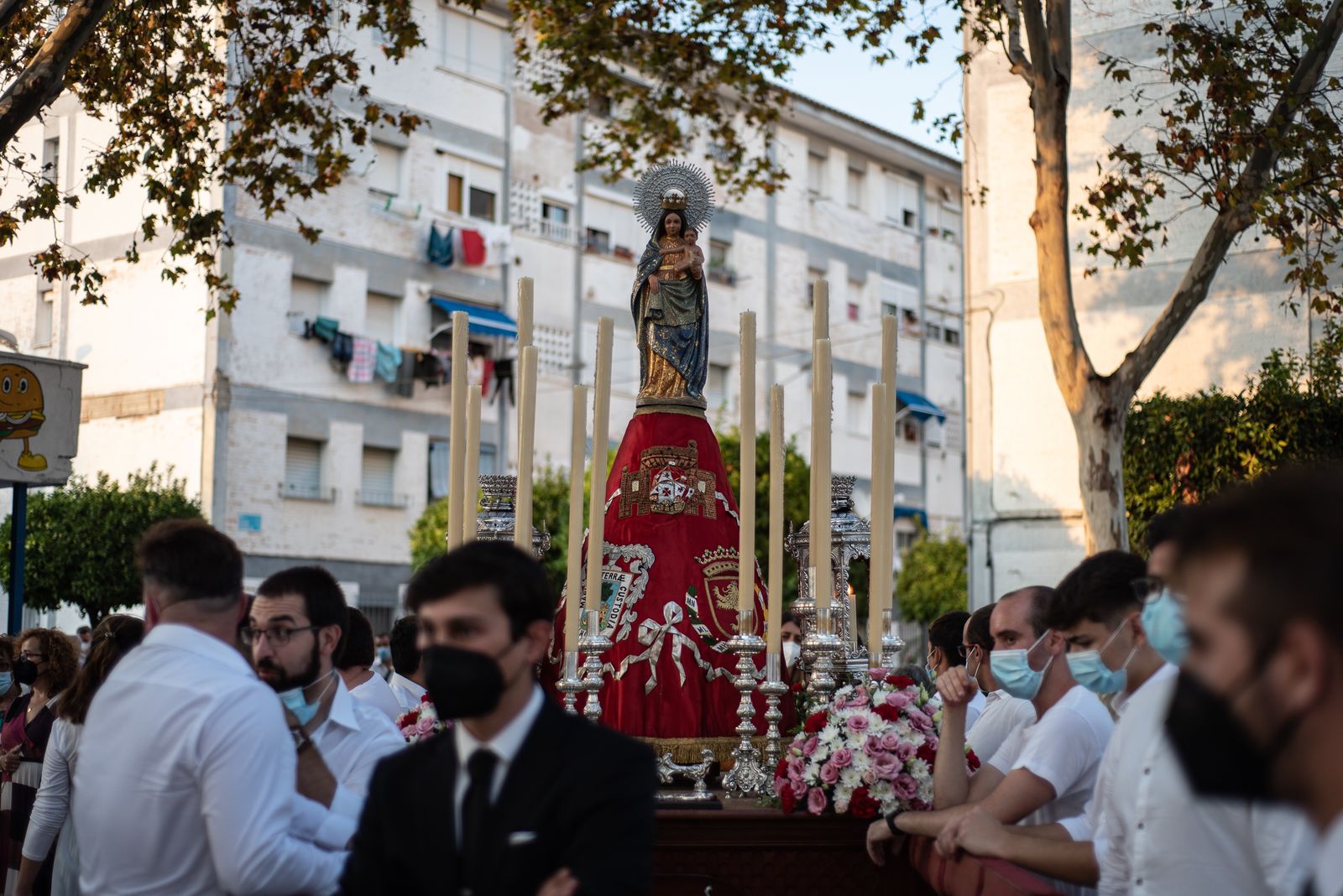 La procesión de la Virgen del Pilar por la Hispanidad en imágenes