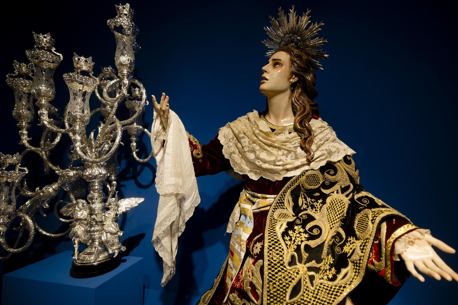 Imágenes de la exposición "Estrenos Semana Santa 2024" en la sede de la Fundación Cajasol