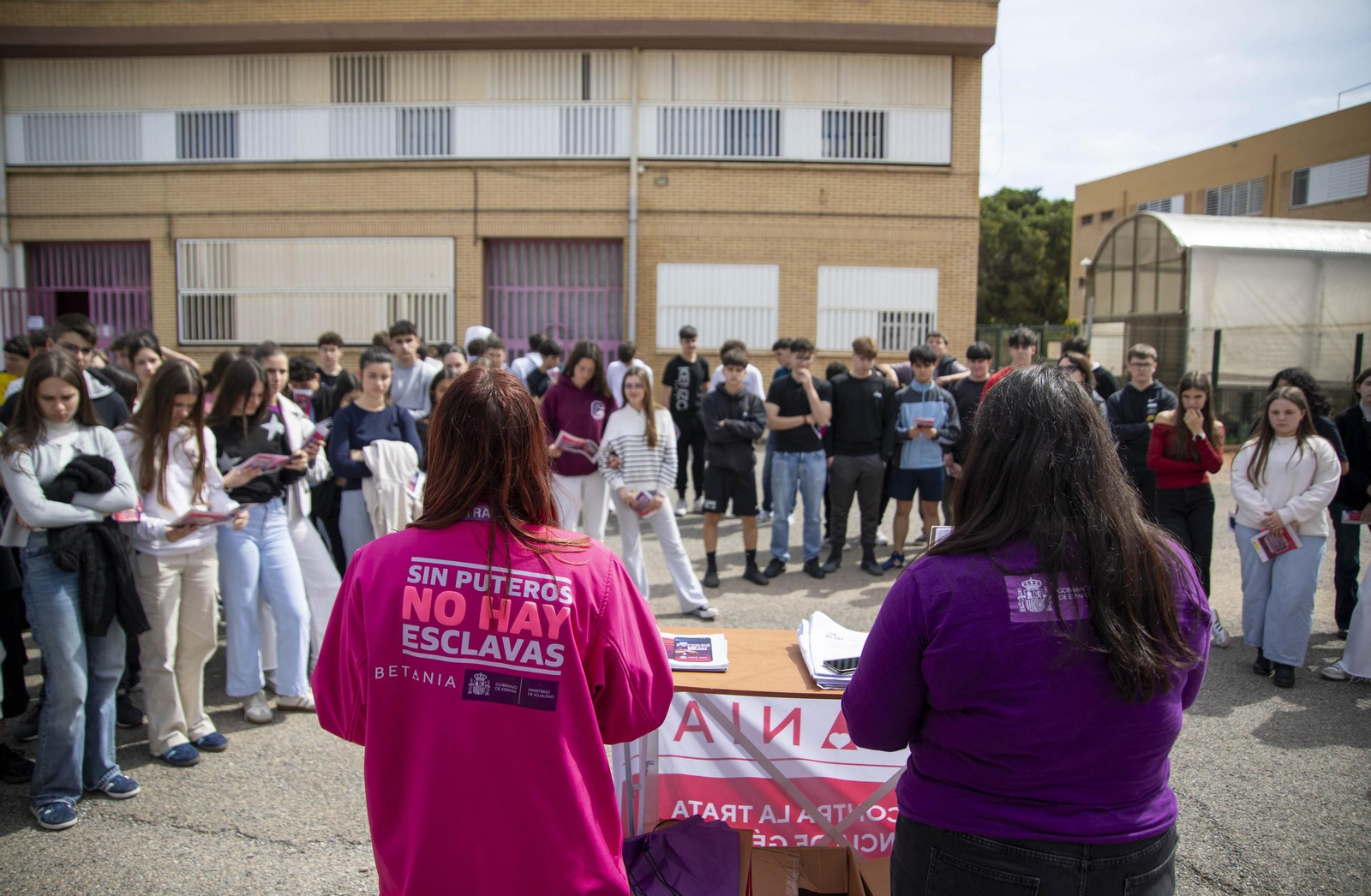 Sensibilización sobre la trata de mujeres en el IES Maestro Padilla de Almería, en imágenes