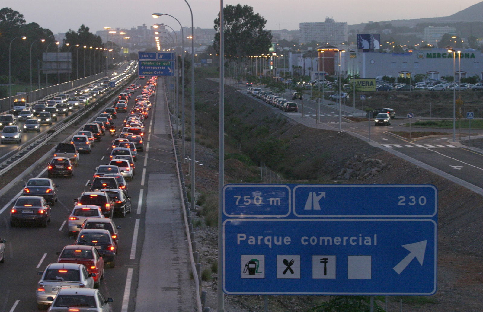 Imagen de archivo de la A-7 y el acceso al centro comercial Plaza Mayor.