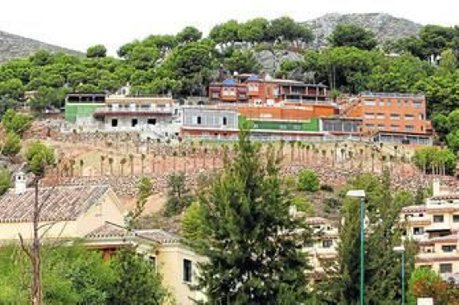 Obras del centro hispano-ruso ocupando parcialmente suelo no urbanizable en Pinares de San Antón.