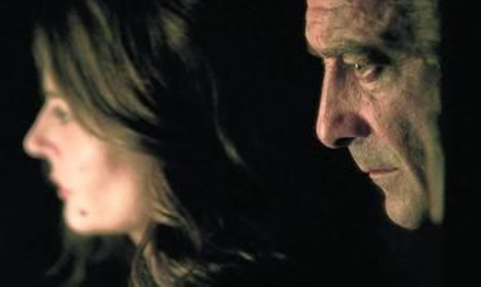 Chiara Mastroianni y Vincent Lindon, entre las sombras, en una imagen de 'Les salauds', de Claire Denis.