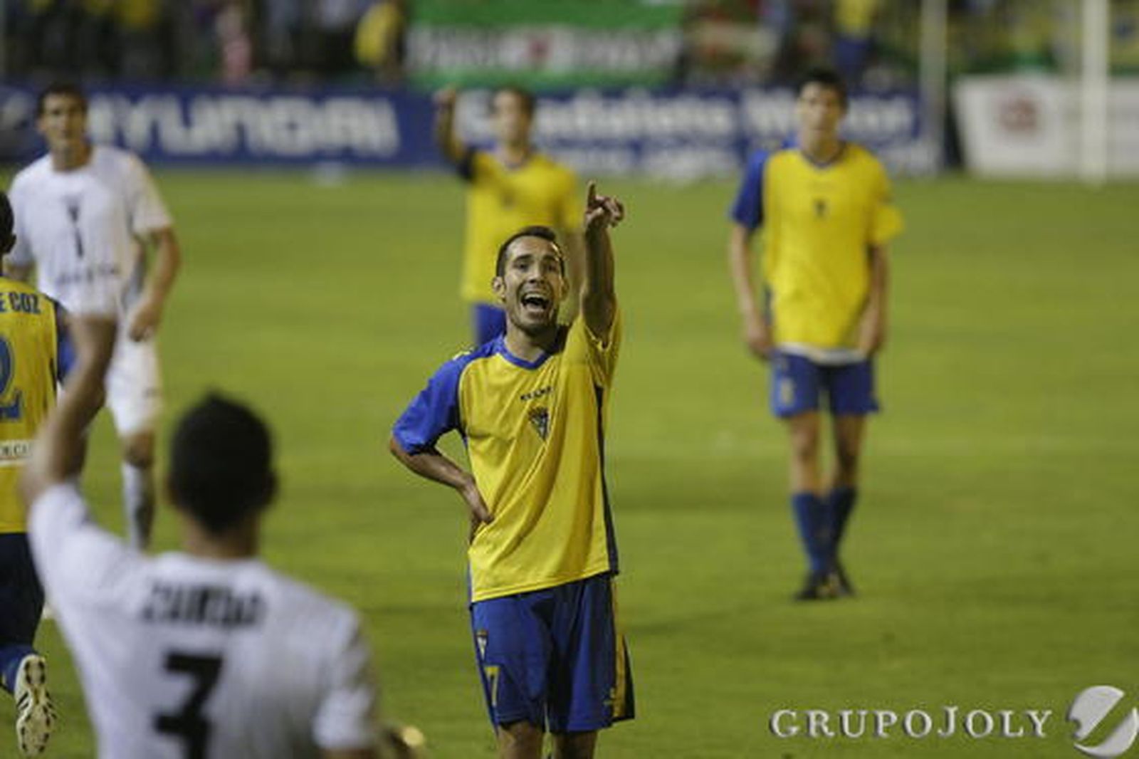 Ferreiro reclama al colegiado. 

Foto: Julio Gonzalez