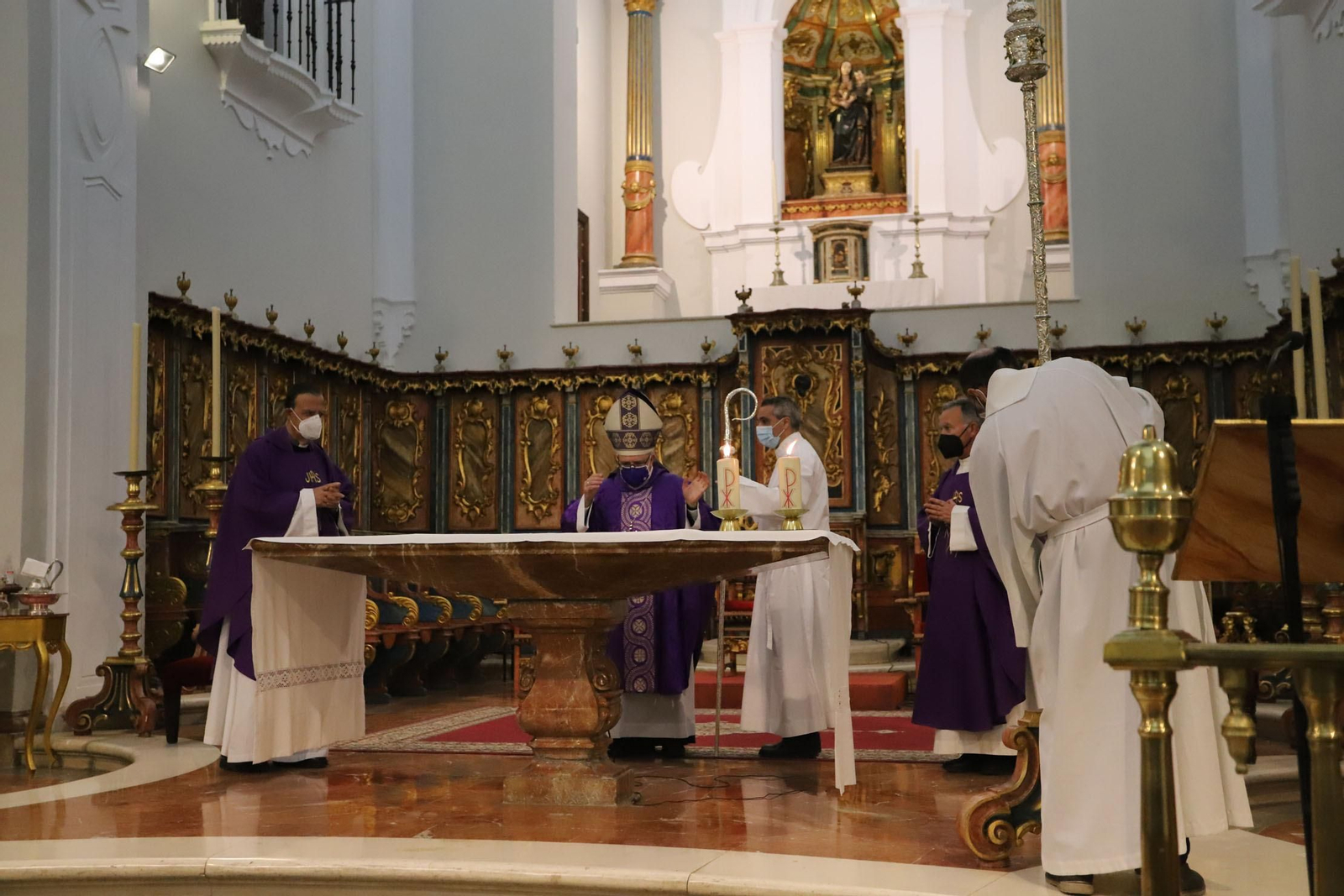 Imágenes de la imposición de cenizas en el inicio de la Cuaresma en la Catedral de Huelva