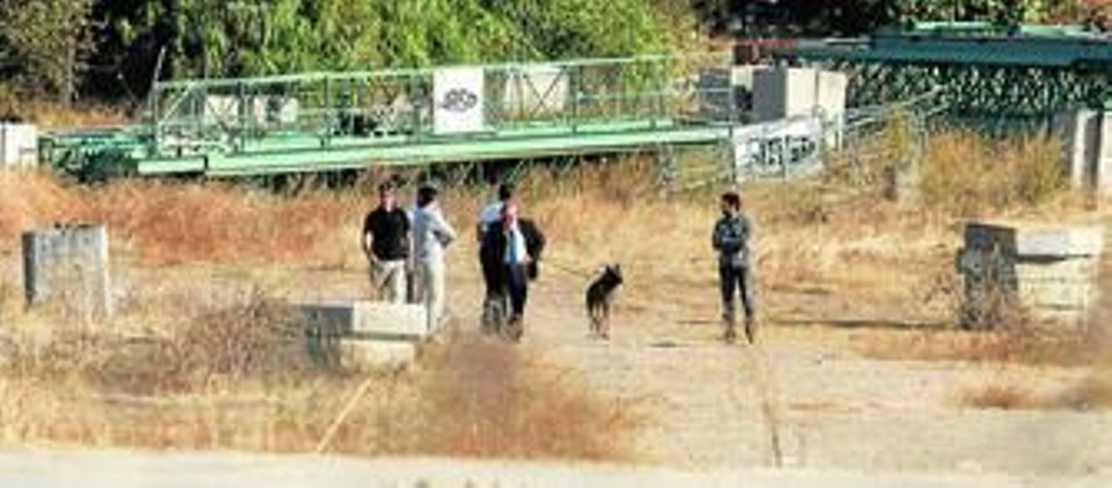 Varios agentes rastrean con guías caninos la gravera situada a las espaldas de la finca de los abuelos paternos.