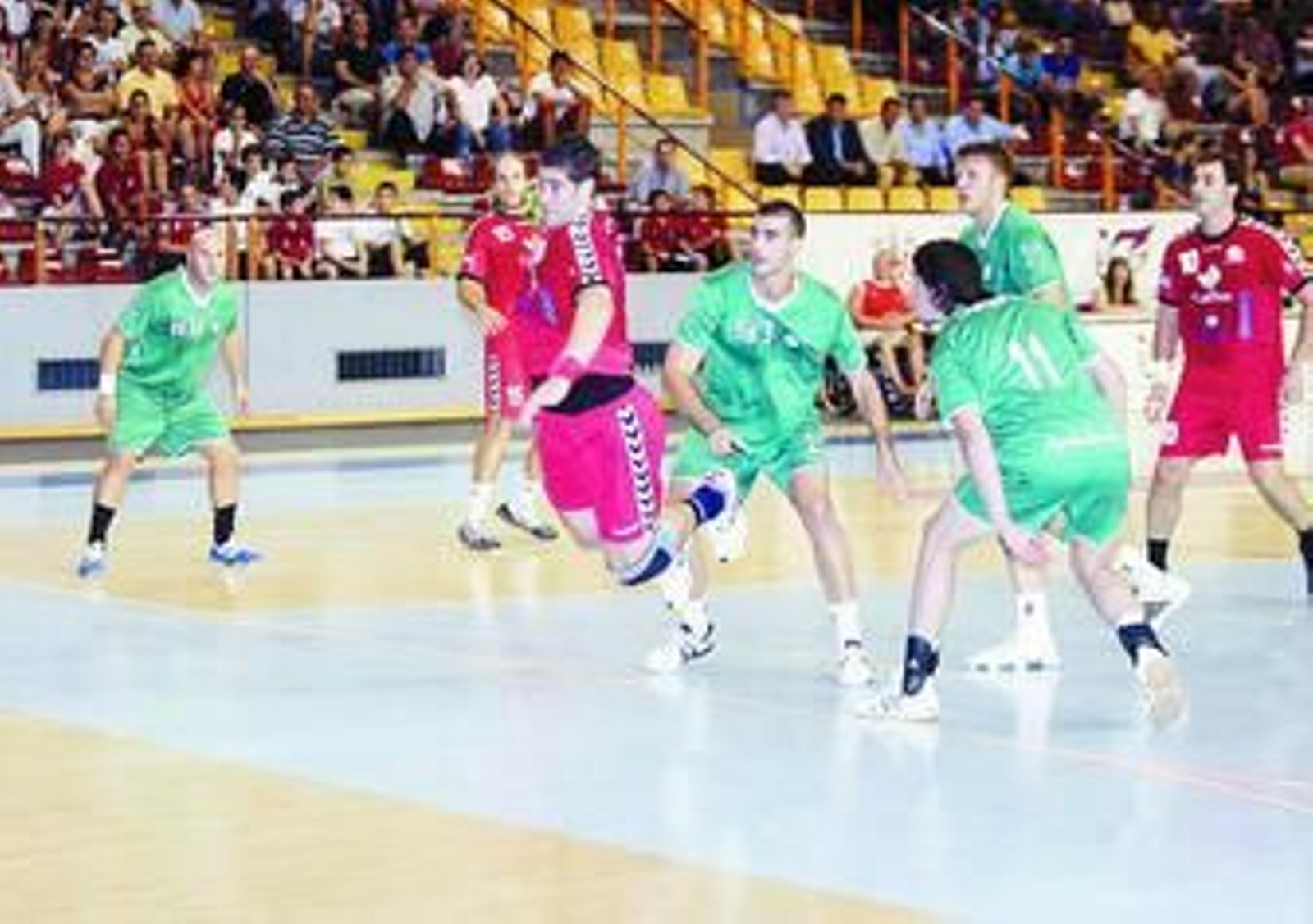 El jugador del Cajasur lanza después de zafarse de la defensa del Antequera 2010.