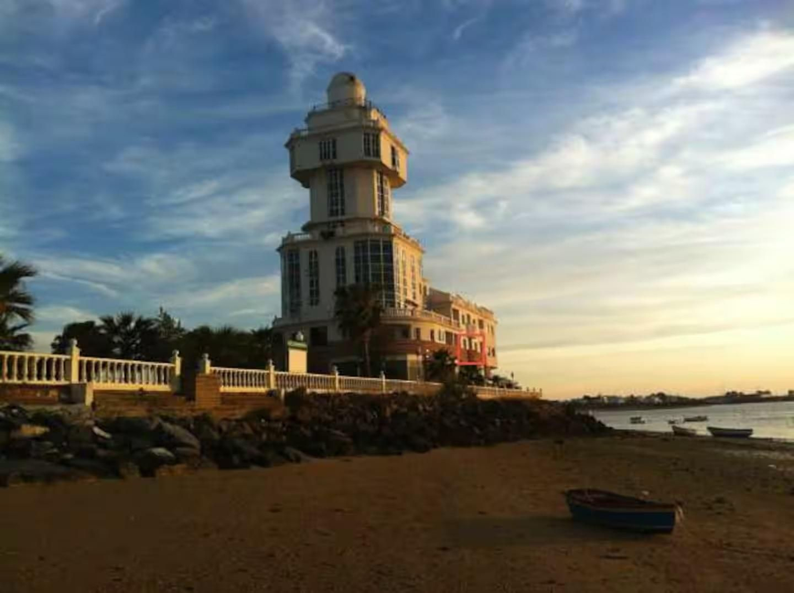 Dormir en un faro es posible en este bello pueblo de Huelva: "Con vistas privilegiadas al mar" Dormir en un faro es posible en este bello pueblo de Huelva: "Con vistas privilegiadas al mar"