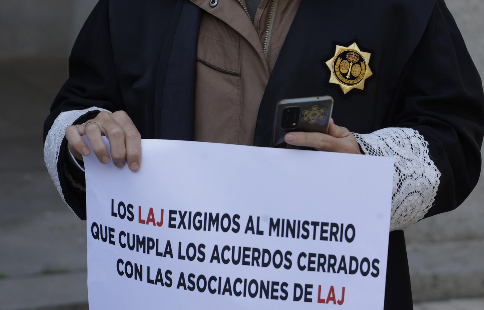 Uno letrado de la Administración de Justicia durante una concentración. Uno letrado de la Administración de Justicia durante una concentración.