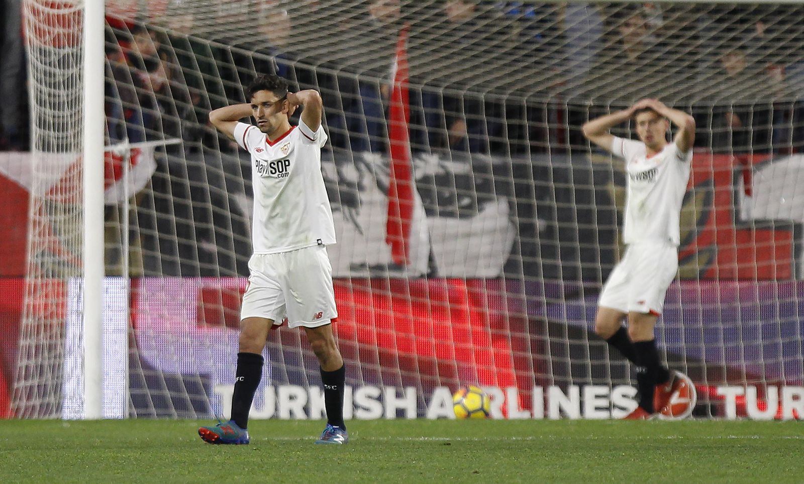 Jesús Navas y Lenglet se lamentan del empate del Getafe en el minuto 93.