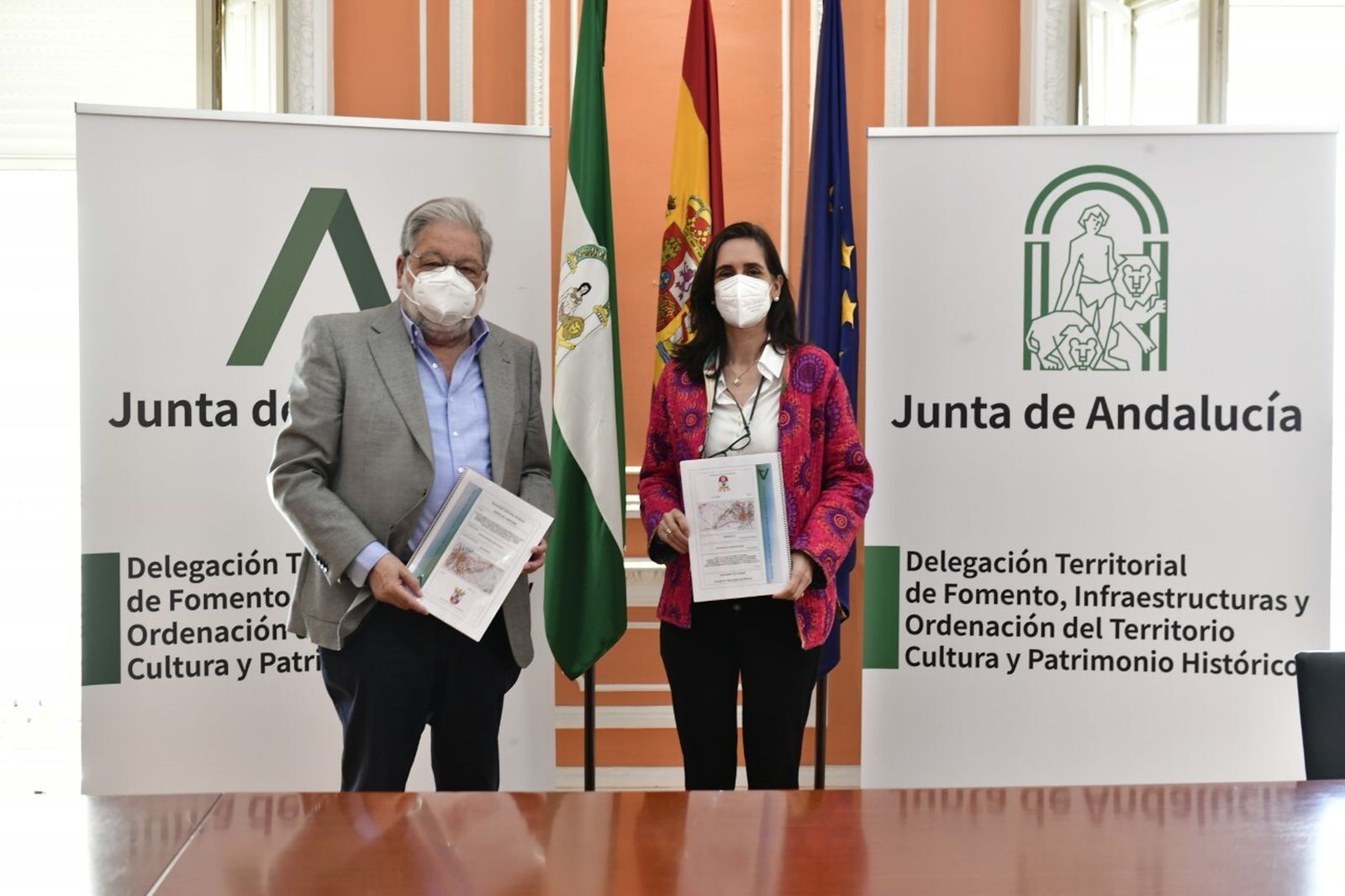 El alcalde de Dos Hermanas, Francisco Toscano, y la delegada territorial de Fomento, Susana Cayuelas, tras la firma de la cesión.