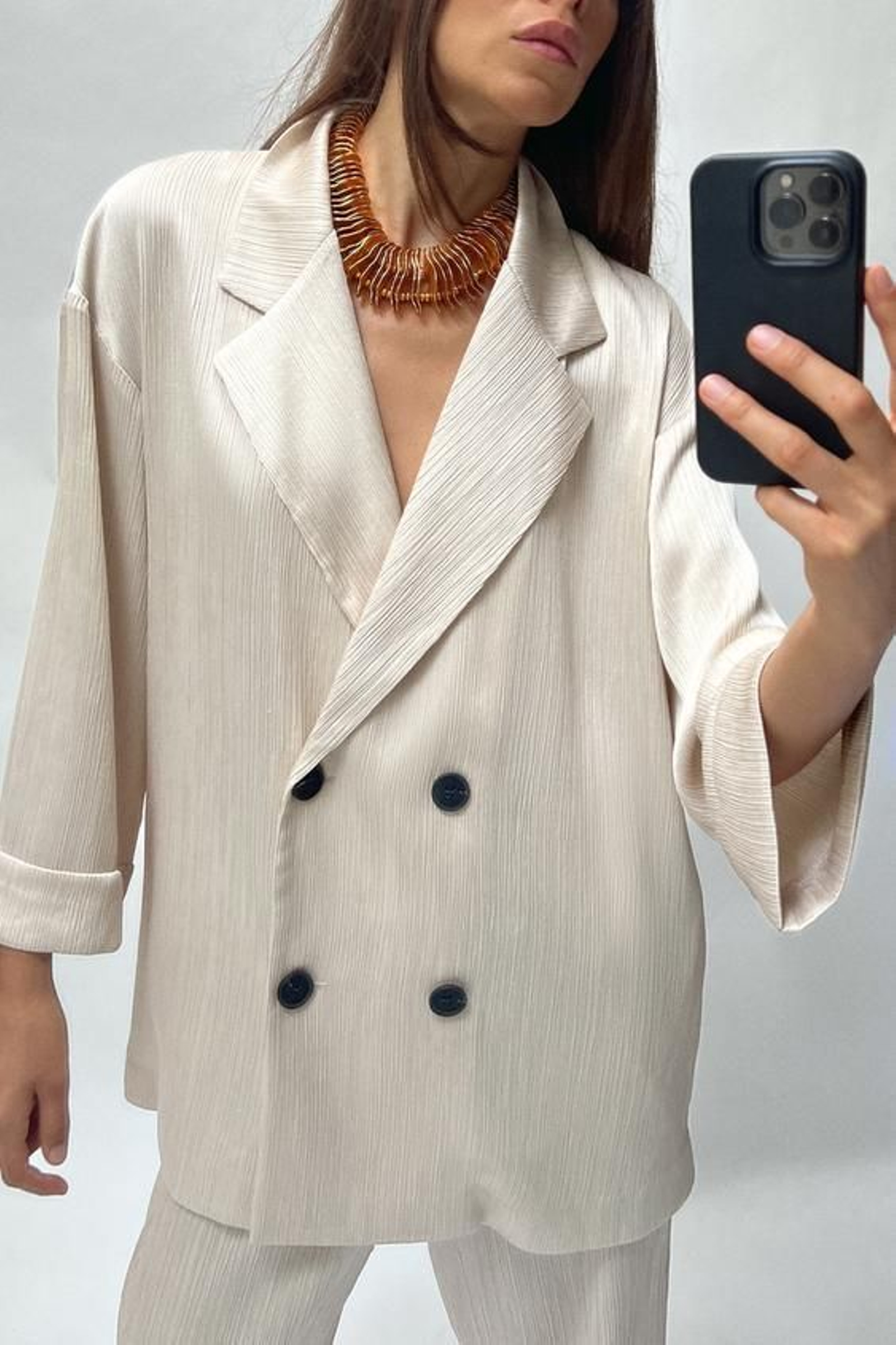 Blazer cruzada efecto arrugado, una pieza muy acertada para las citas de esta temporada