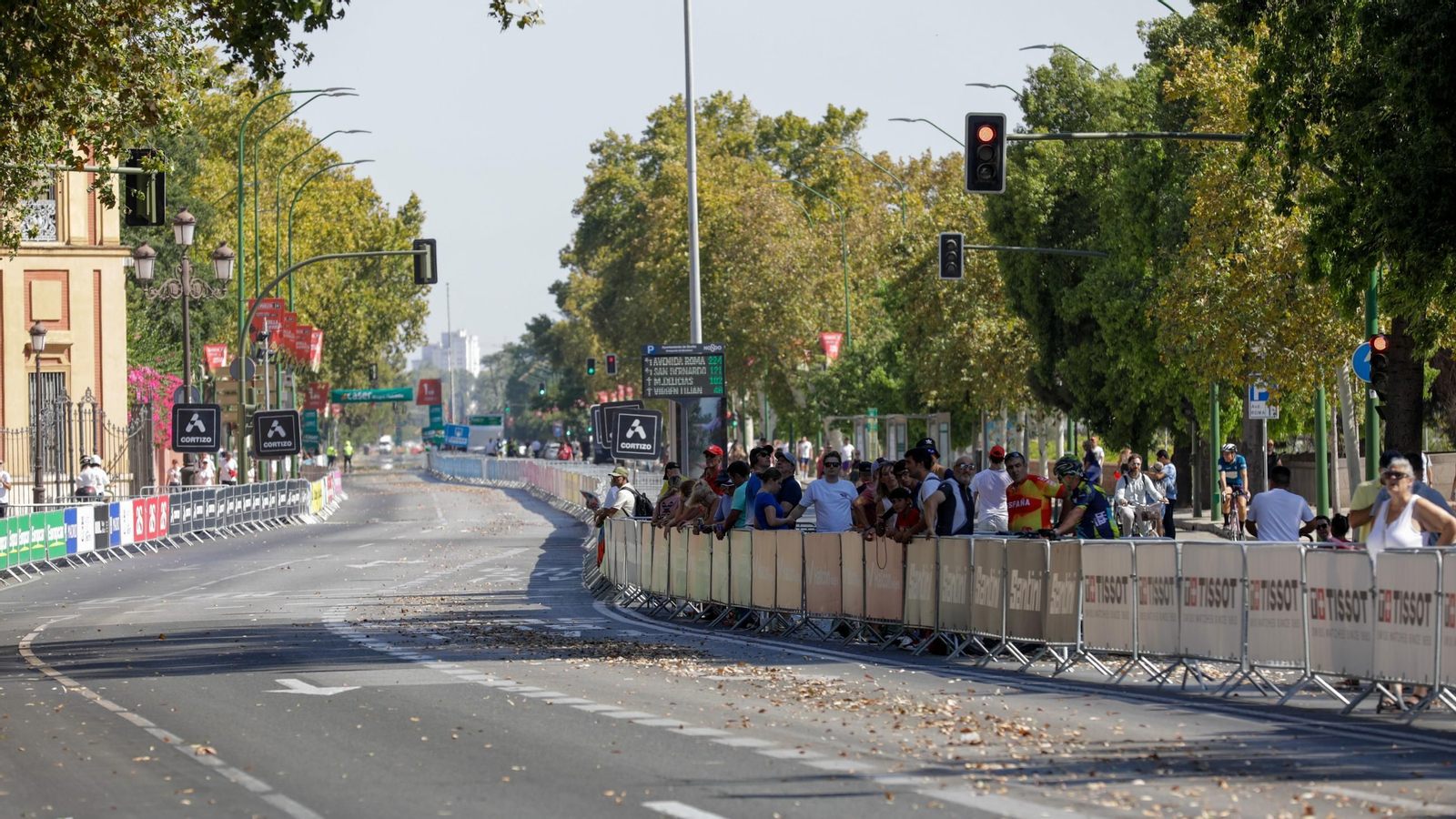 Ambiente del final de la 5ª etapa de la Vuelta ciclista a España, a su llegada a Sevilla