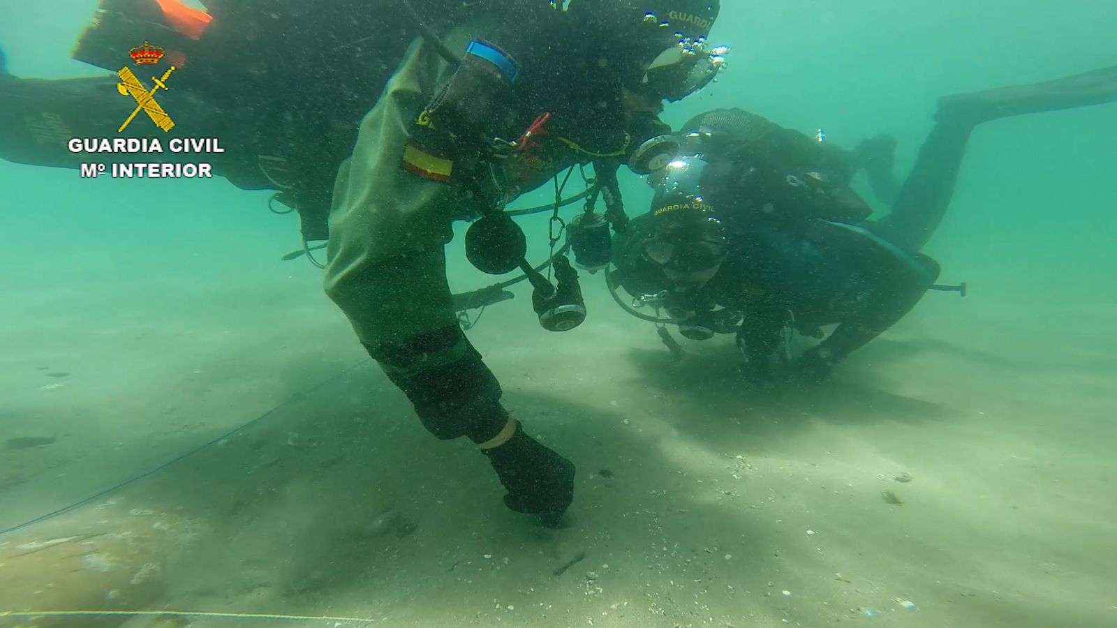 Las fotos de las ánforas recuperadas por la Guardia Civil en Puente Mayorga