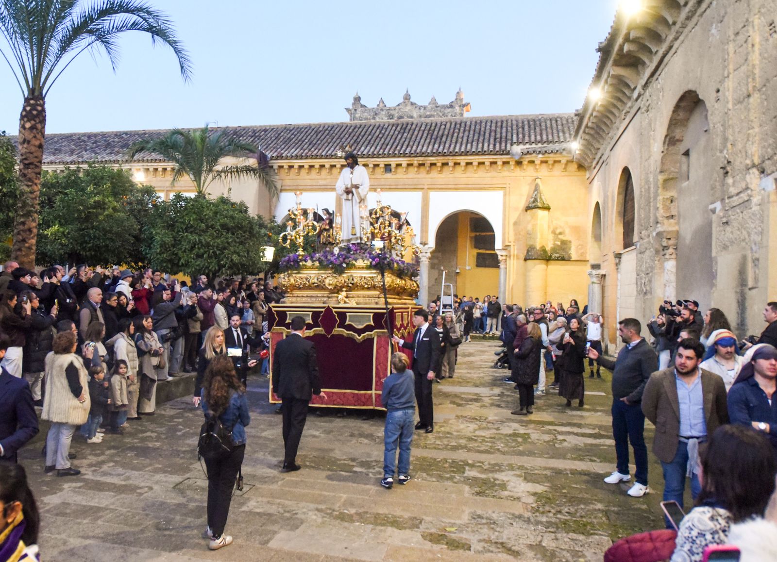 El Señor de la Sangre camina hacia la Catedral por el Patio de los Naranjos