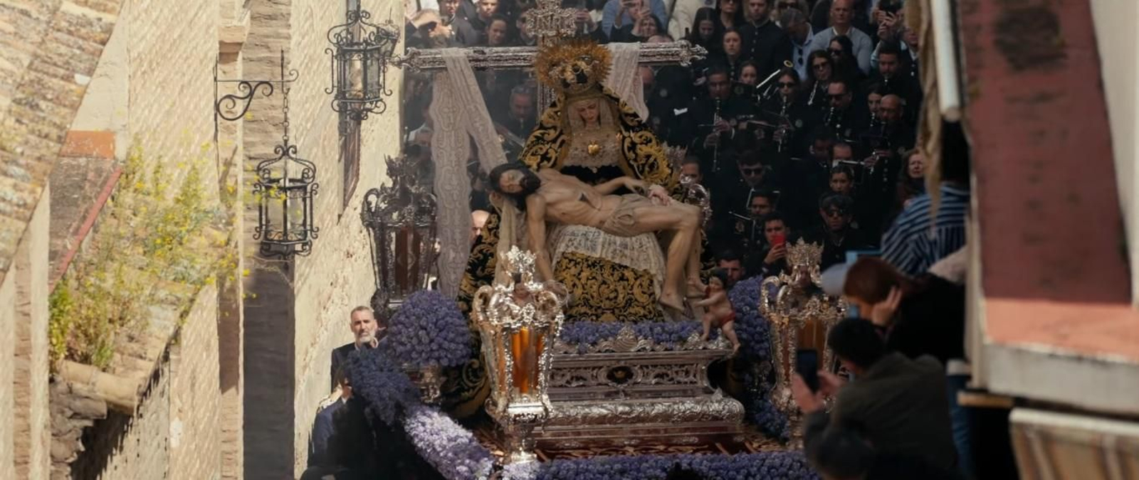 El paso de la Piedad saliendo de su capilla en imágenes de la productora
