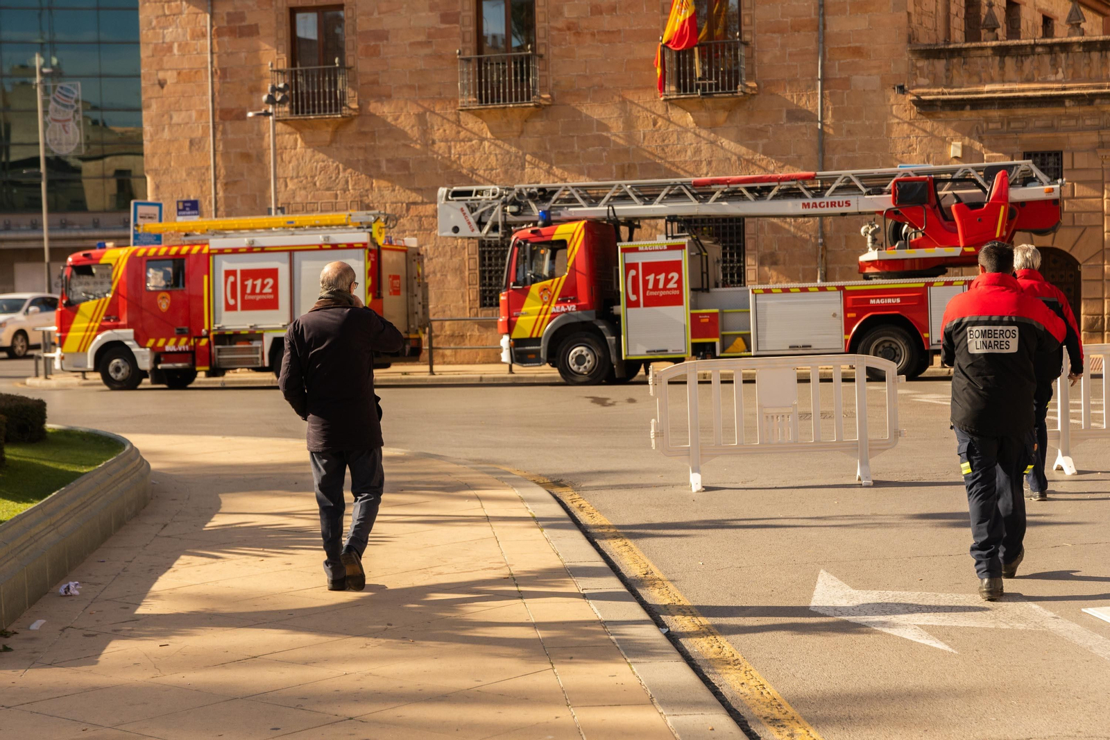 Más de 500 personas guardan un minuto de silencio en Linares por la trágica muerte de tres personas