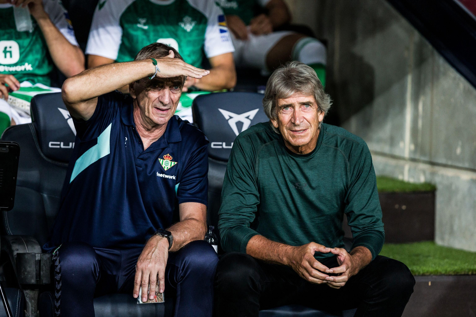 Manuel Pellegrini y Rubén Cousilla, en el banquillo de Montjuïc.