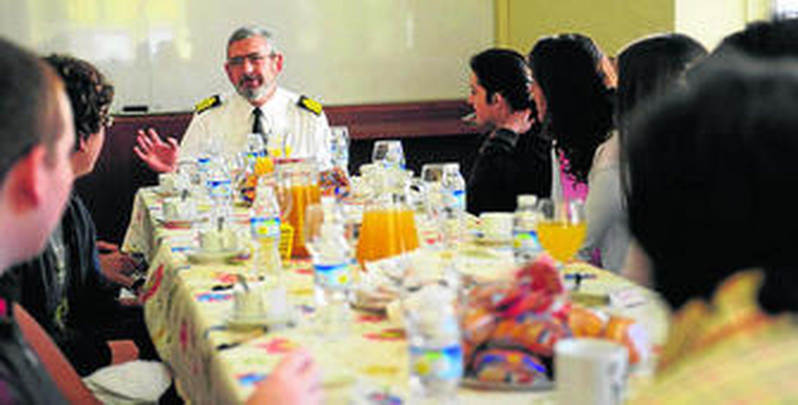 Uno de los grupos de alumnos, ayer en el Observatorio con uno de sus expertos durante el desayuno.