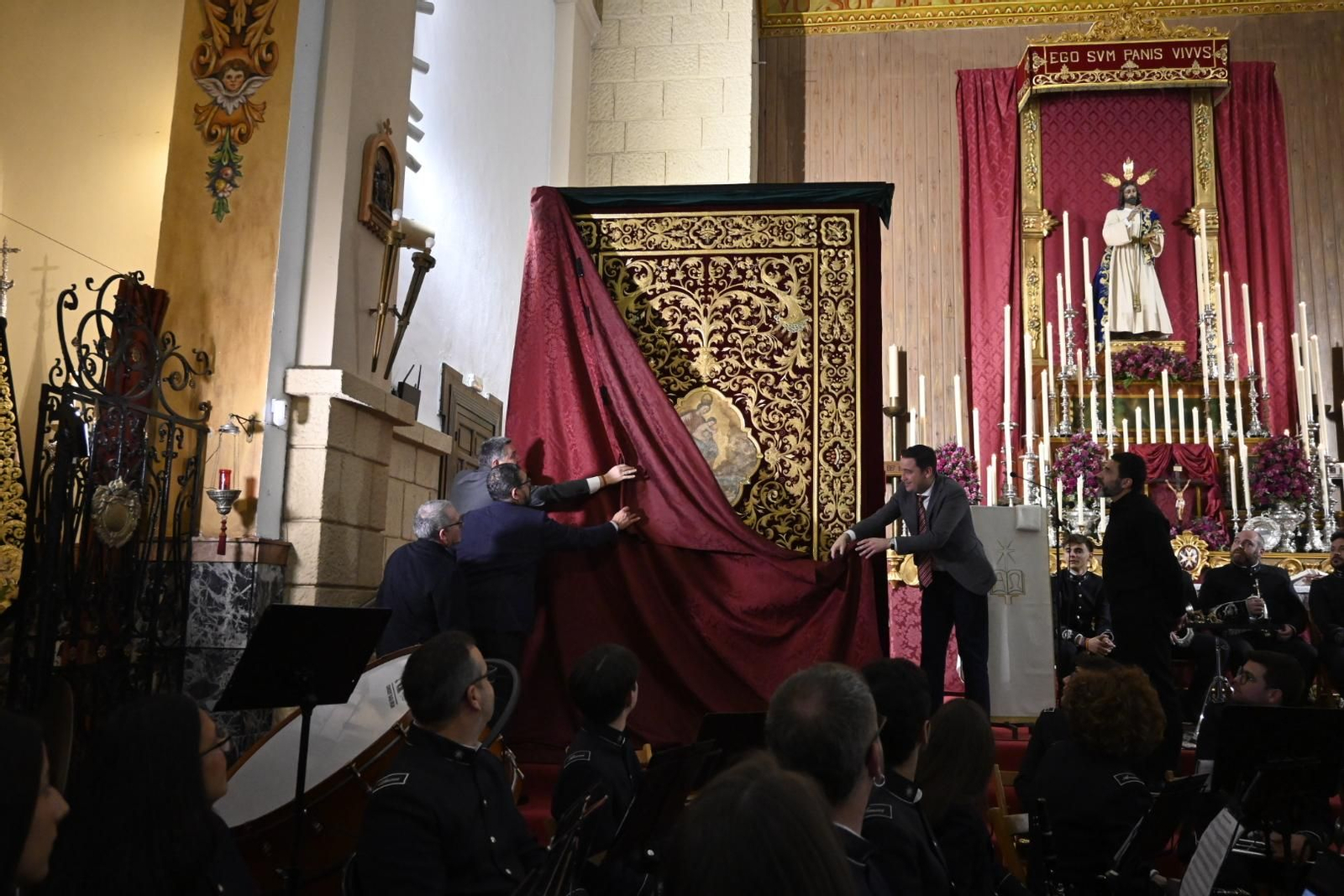 Presentación del nuevo techo de palio para la Hermandad de la Cena
