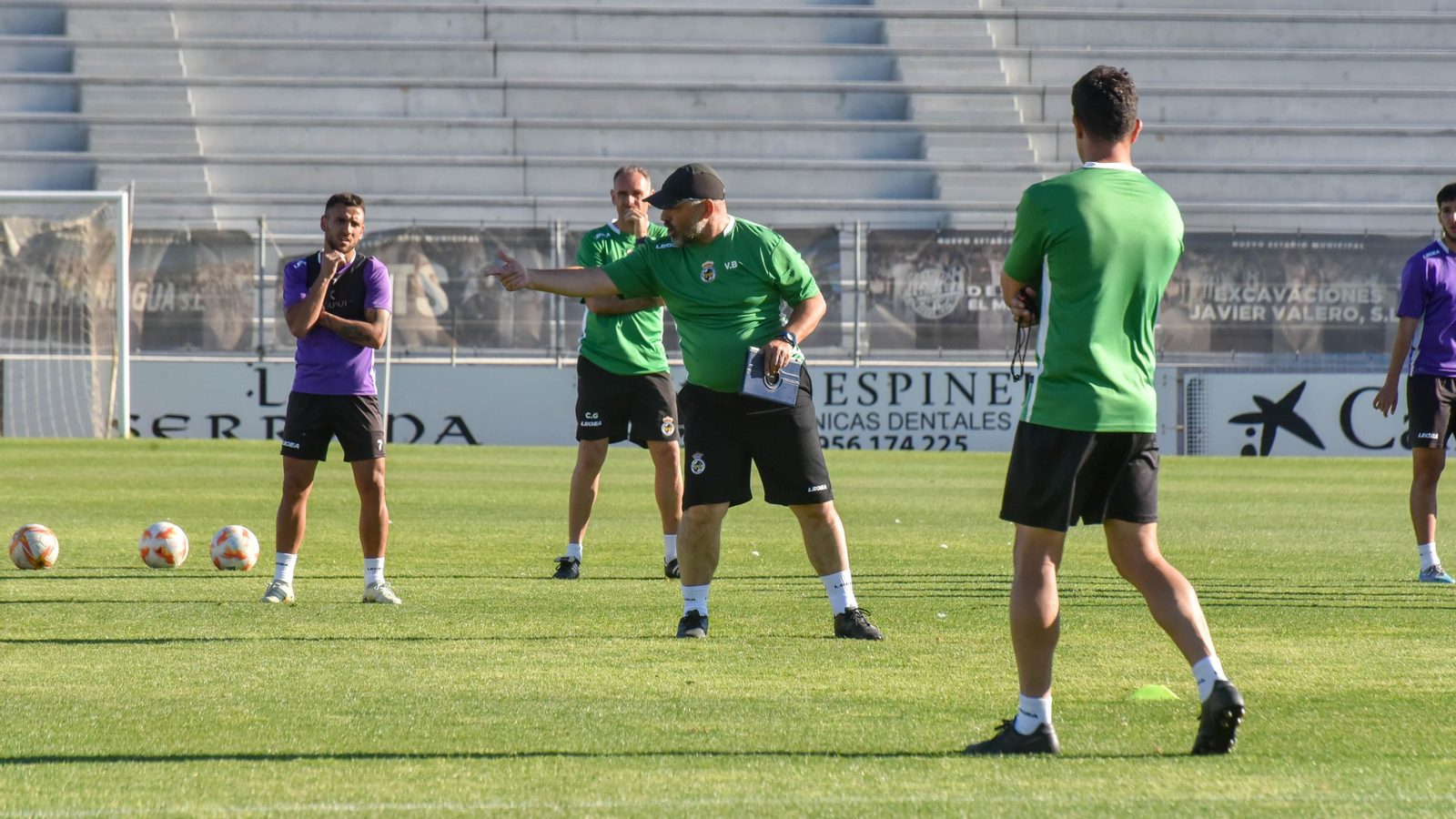 Fotos del primer entrenamiento de Víctor Basadre nuevo entrenador de la Balona