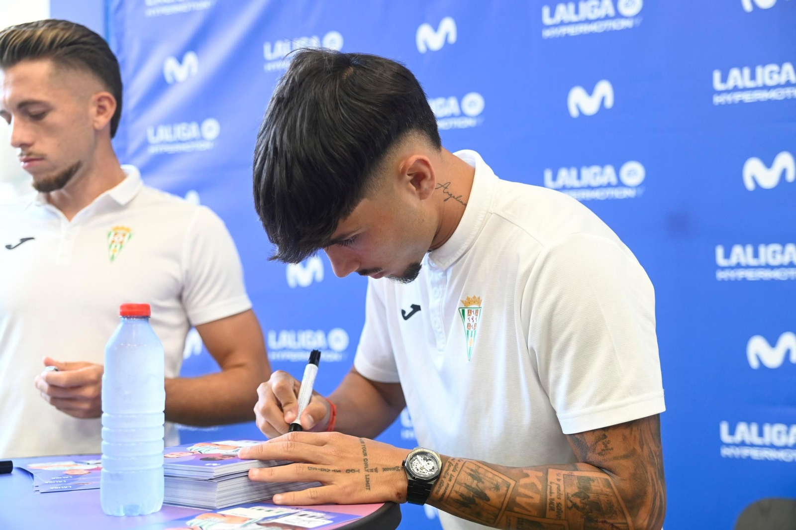 La pasión por el Córdoba CF se traslada a Las Tendillas en la firma de autógrafos de Isma Ruiz y Kevin Medina