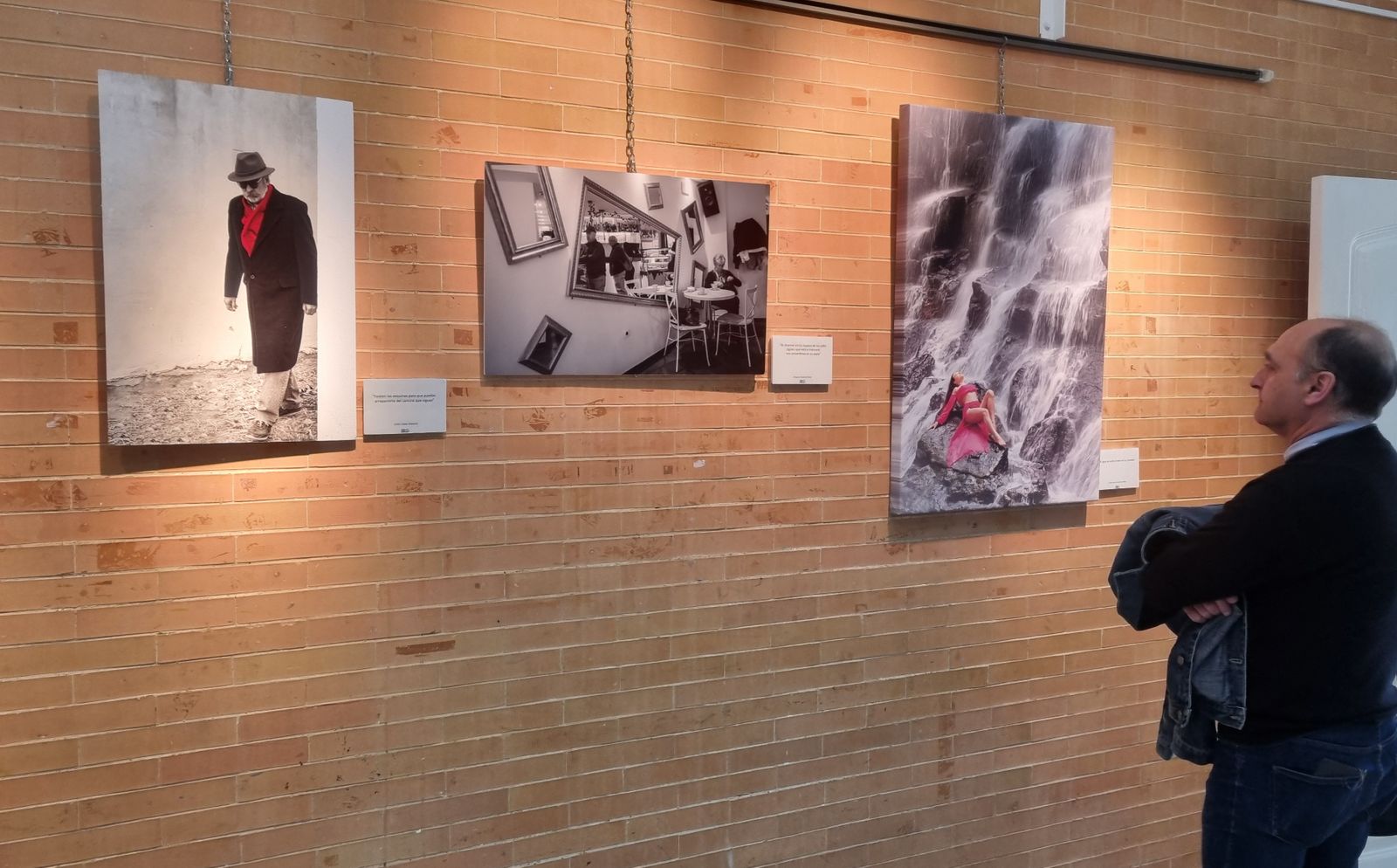 Una persona observa la exposición 'Greguerías'.