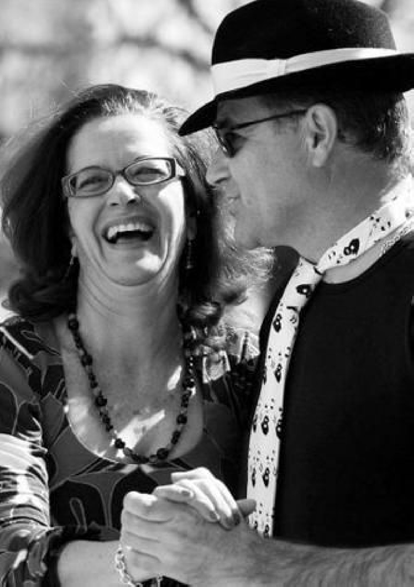 1. Baile y música se unieron ayer en la Plaza Bib-Rambla en una fiesta tanguera en la que más de cincuenta parejas danzaron ante los ojos de sus maestros: Marta Negrín y Manuel Rosales. 2. El tango volvió ayer a impregnar el Isabel la Católica. 3. Jorge Castro, concejal de Cultura de Valparaíso, descubrió las placas del Caminito de Neruda y Lorca en el Isabel la Católica acompañado por Horacio Rébora y Juan García Montero. 4. Claudia Levy, en el Teatro granadino. 5. El Hotel Victoria se convirtió en un símbolo del carácter urbano del tango. FOTOS: Pepe Villoslada y Esther Falcón 1. Baile y música se unieron ayer en la Plaza Bib-Rambla en una fiesta tanguera en la que más de cincuenta parejas danzaron ante los ojos de sus maestros: Marta Negrín y Manuel Rosales. 2. El tango volvió ayer a impregnar el Isabel la Católica. 3. Jorge Castro, concejal de Cultura de Valparaíso, descubrió las placas del Caminito de Neruda y Lorca en el Isabel la Católica acompañado por Horacio Rébora y Juan García Montero. 4. Claudia Levy, en el Teatro granadino. 5. El Hotel Victoria se convirtió en un símbolo del carácter urbano del tango. FOTOS: Pepe Villoslada y Esther Falcón