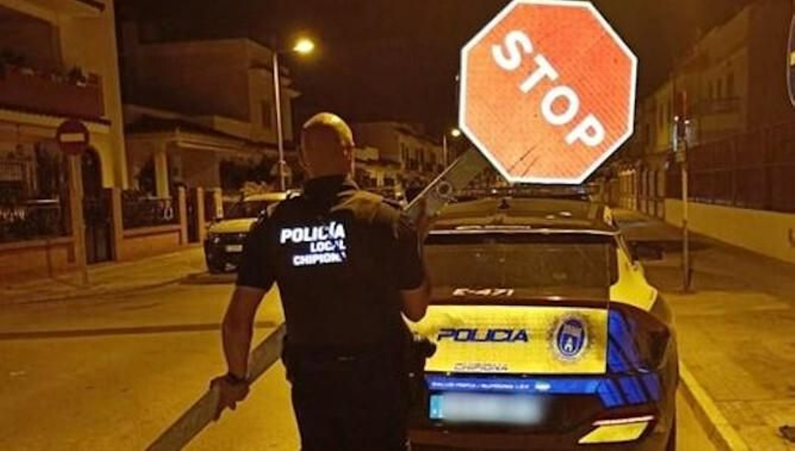 Un policía local de Chipiona, con la señal arrancada.