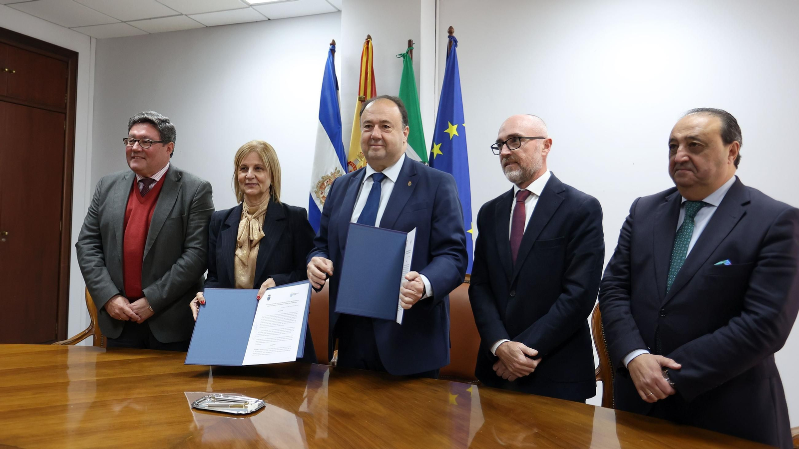 Imagen tomada tras la firma del convenio entre Ayuntamiento de Jerez y UCA. Imagen tomada tras la firma del convenio entre Ayuntamiento de Jerez y UCA.