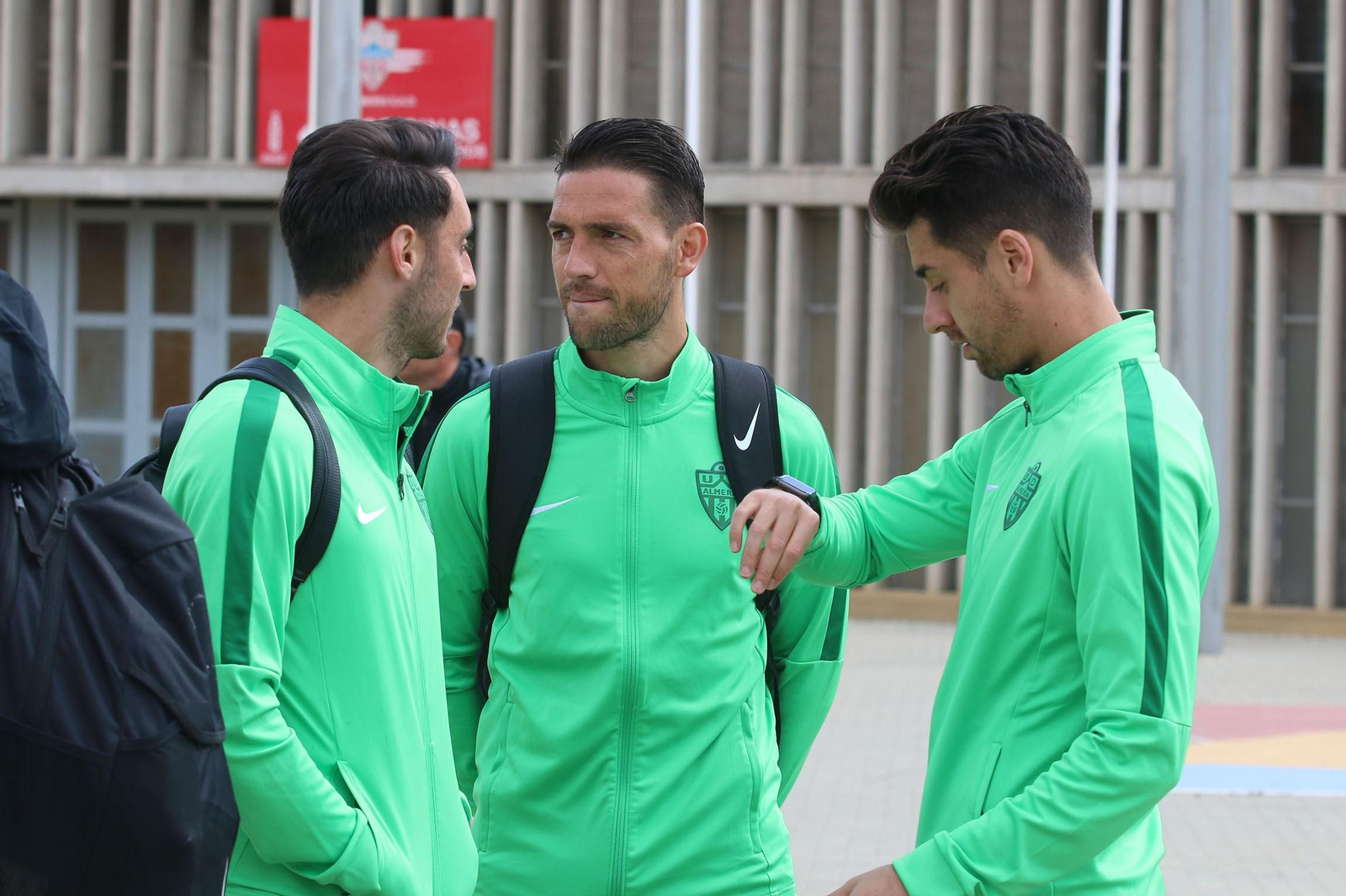 Fotogalería de la salida del Almería y el Almería Genuine hacia sus respectivos partidos.