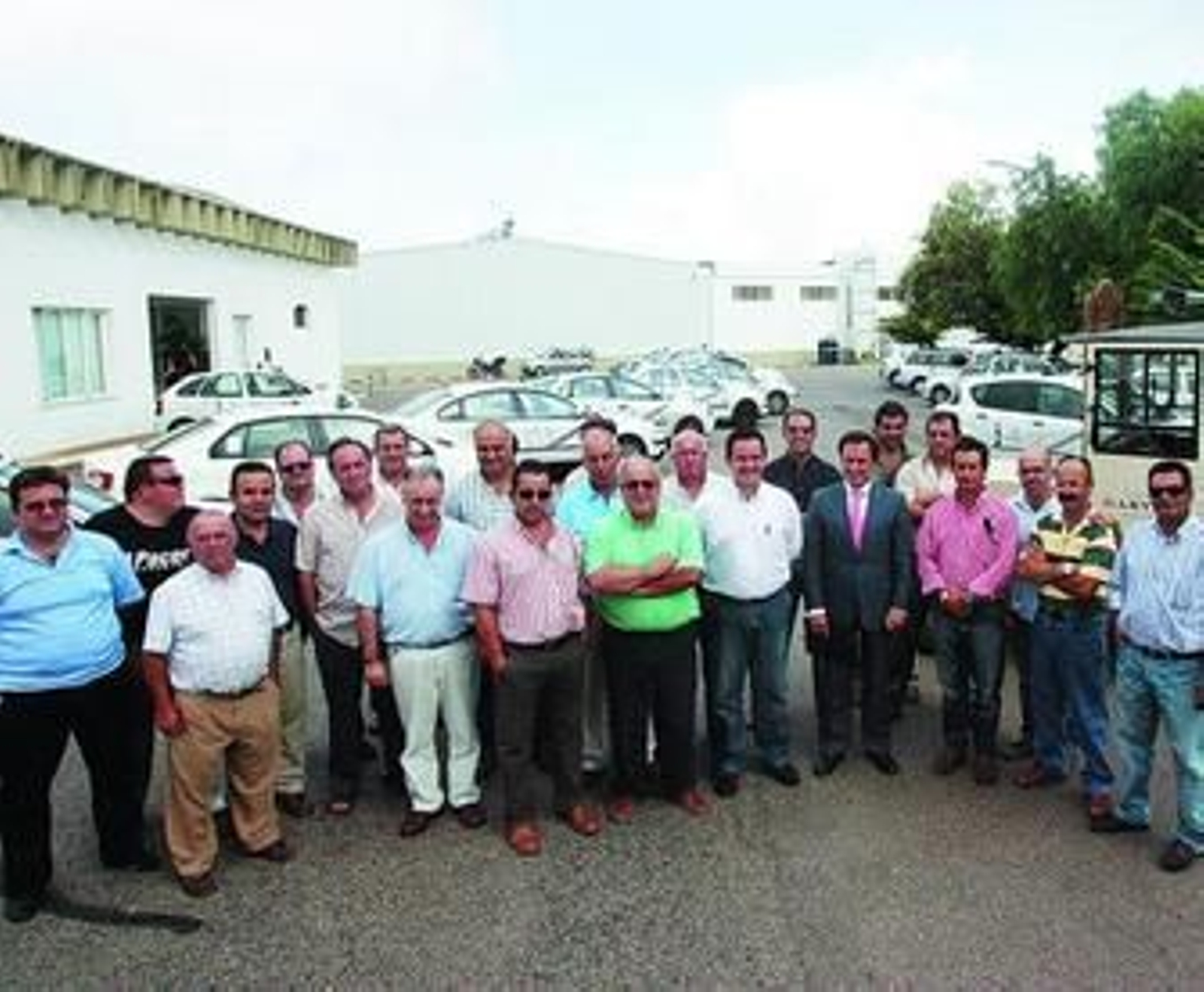 El gremio de taxistas posa junto a Rufino Romero, directivo de Garvey, durante el acto de ayer.