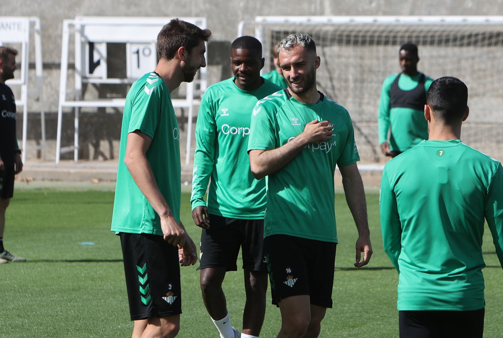 Pezzella bromea con Édgar ante William Carvalho y Juanmi, de espalda.