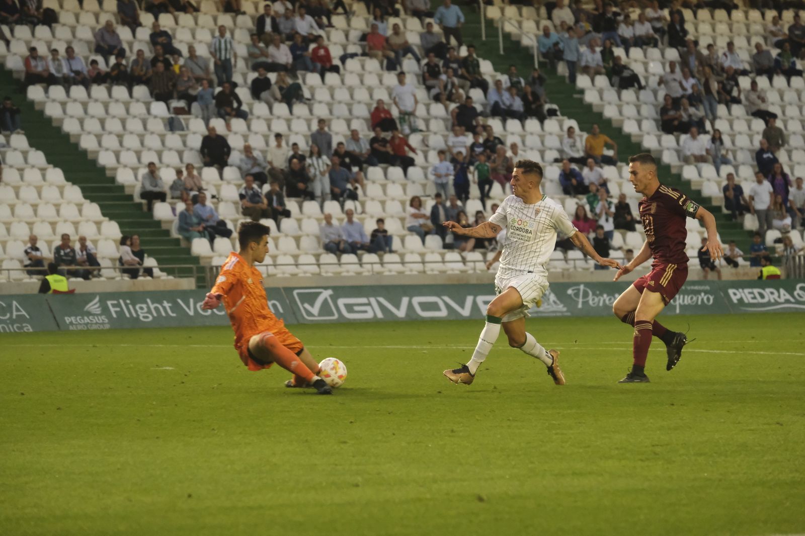 Las mejores fotos del ambiente en El Arcángel en el Córdoba CF - Badajoz