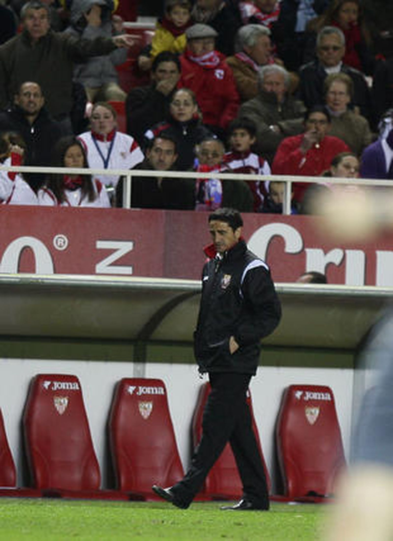 Jiménez delante del banquillo, durante un Sevilla-Getafe.

Foto: Efe