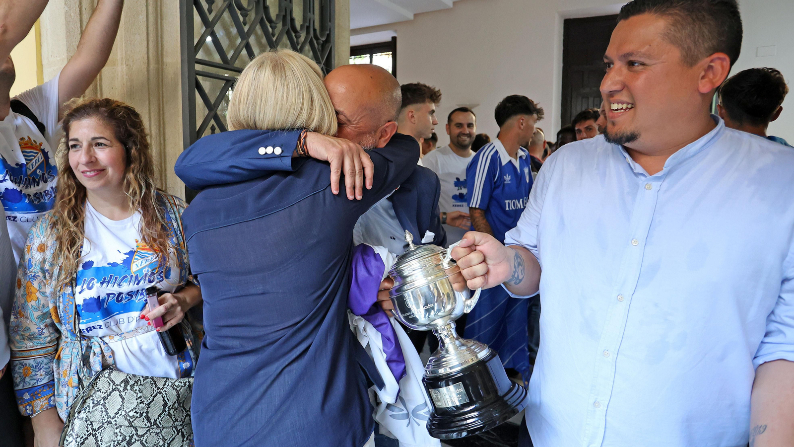 Baño de masas del Xerez CD en Jerez por su ascenso