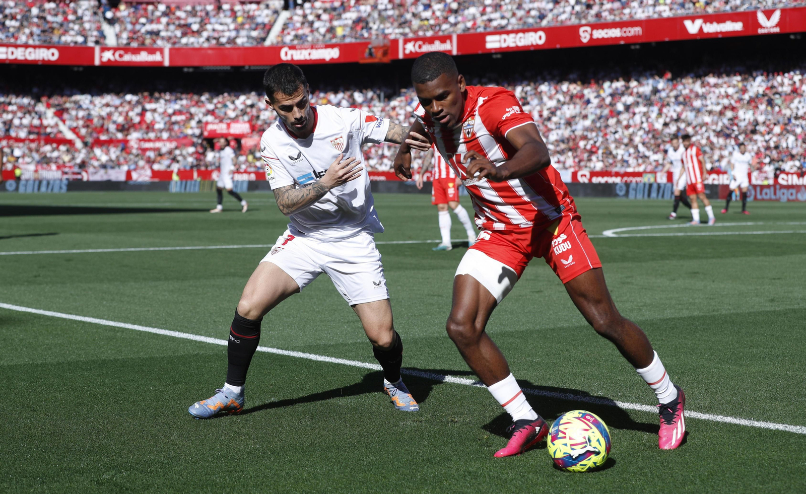 Akieme, presionado por el exrojiblanco Suso, antes de irse lesionado