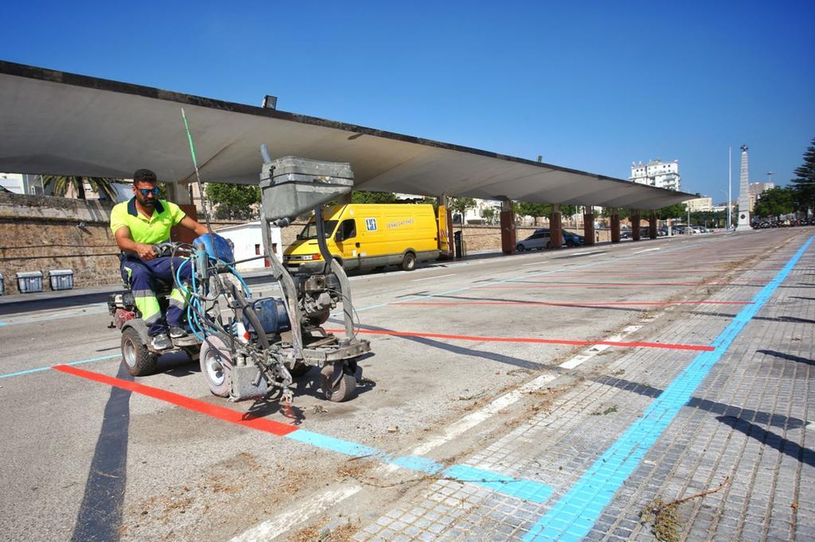 Trabajos de pintado de la nueva zona de aparcamientos de Emasa.